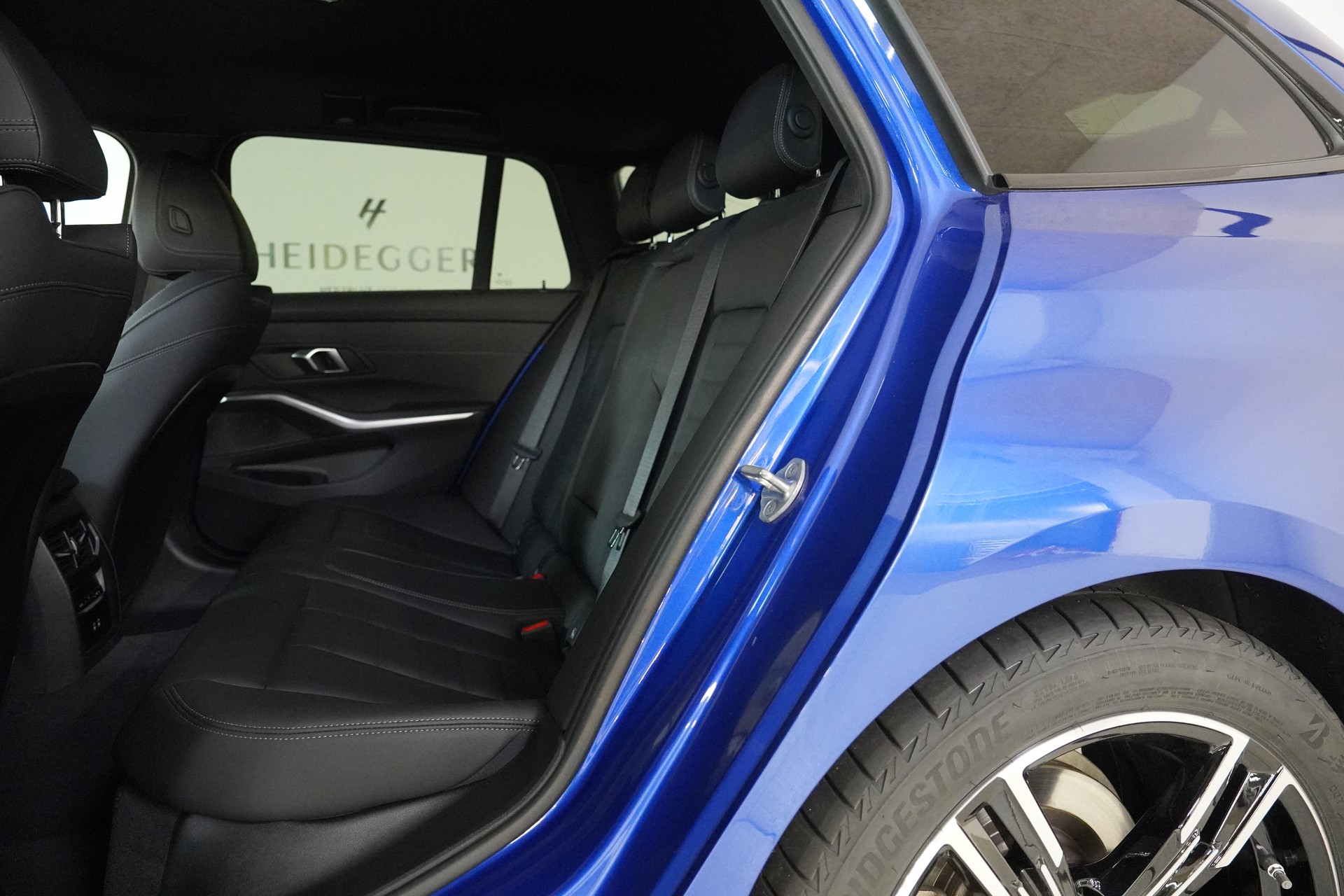 BMW 320d xDrive 48V Touring Steptronic M Sport-image-12
