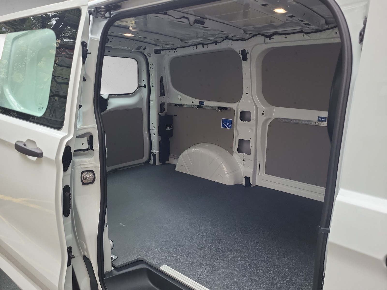 VW Transporter Kastenwagen BEV 136PS Elektro-image-16