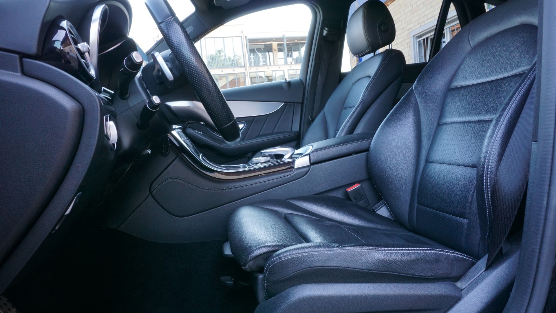 MERCEDES-BENZ GLC 250 d AMG Line 4m-image-13