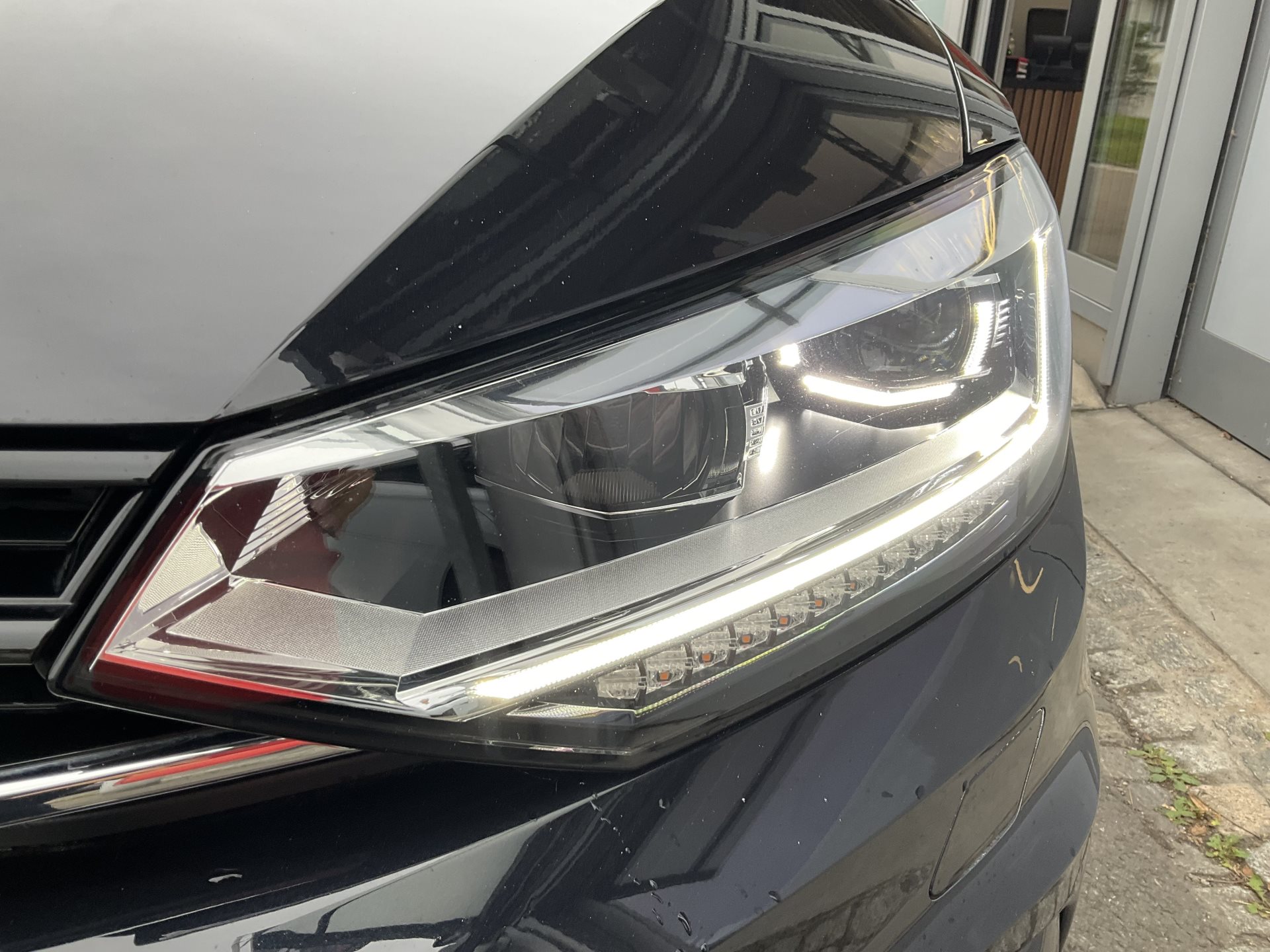 VW Touran 1.5 TSI DSG HIGHLINE R-LINE *** PANORAMAGLASDACH ***-image-6
