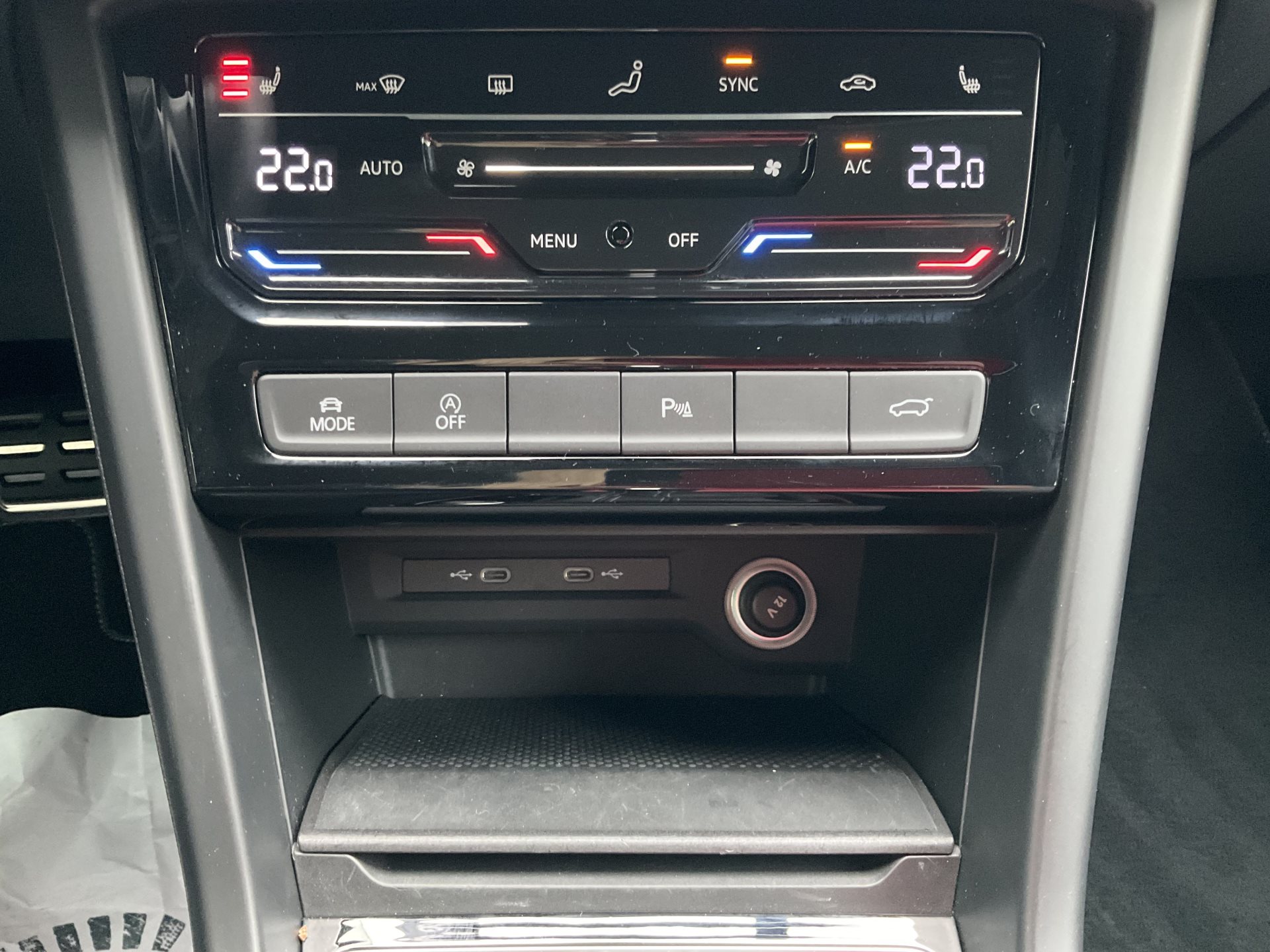 VW Touran 1.5 TSI DSG HIGHLINE R-LINE *** PANORAMAGLASDACH ***-image-24