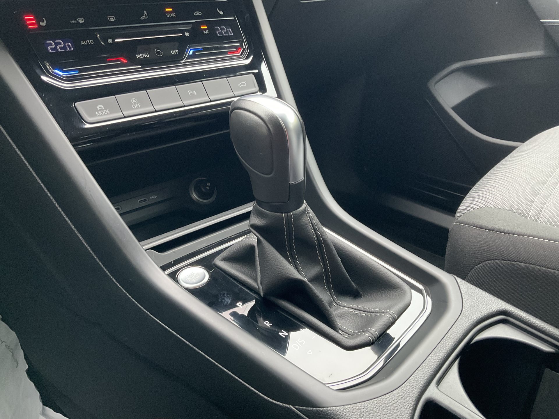 VW Touran 1.5 TSI DSG HIGHLINE R-LINE *** PANORAMAGLASDACH ***-image-25