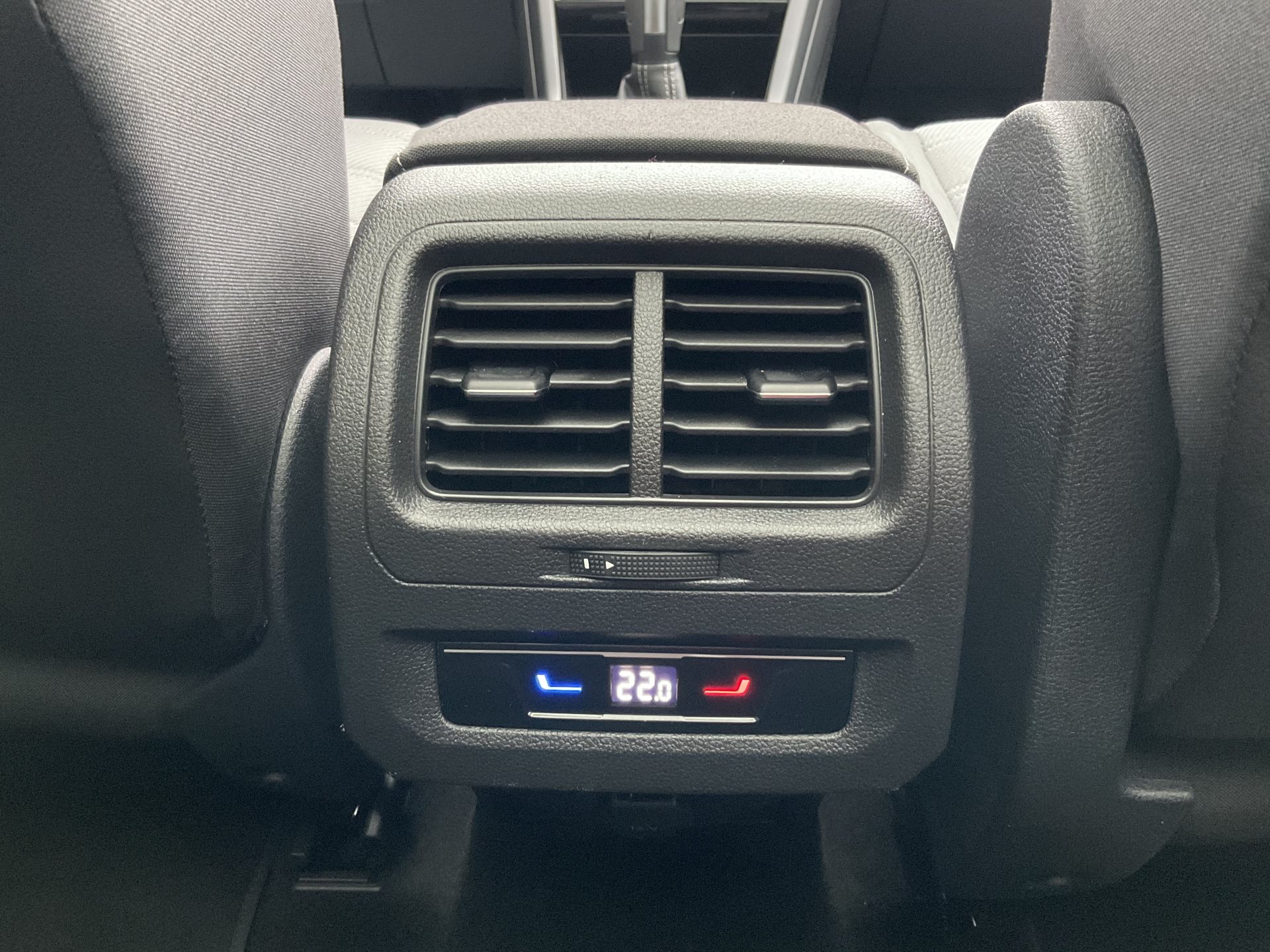 VW Touran 1.5 TSI DSG HIGHLINE R-LINE *** PANORAMAGLASDACH ***-image-28