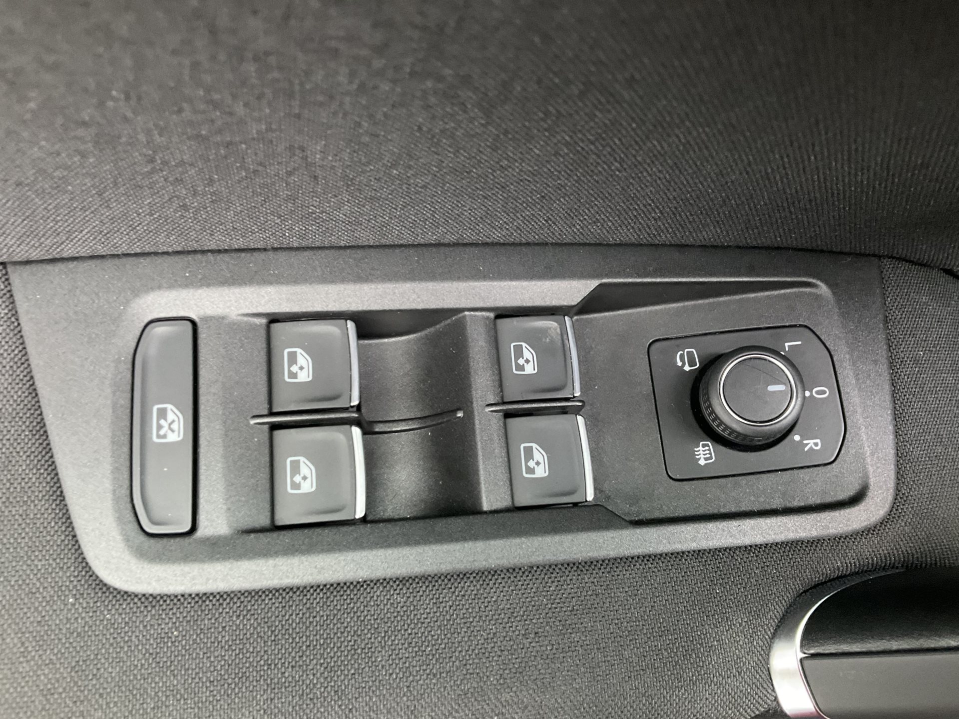 VW Touran 1.5 TSI DSG HIGHLINE R-LINE *** PANORAMAGLASDACH ***-image-26