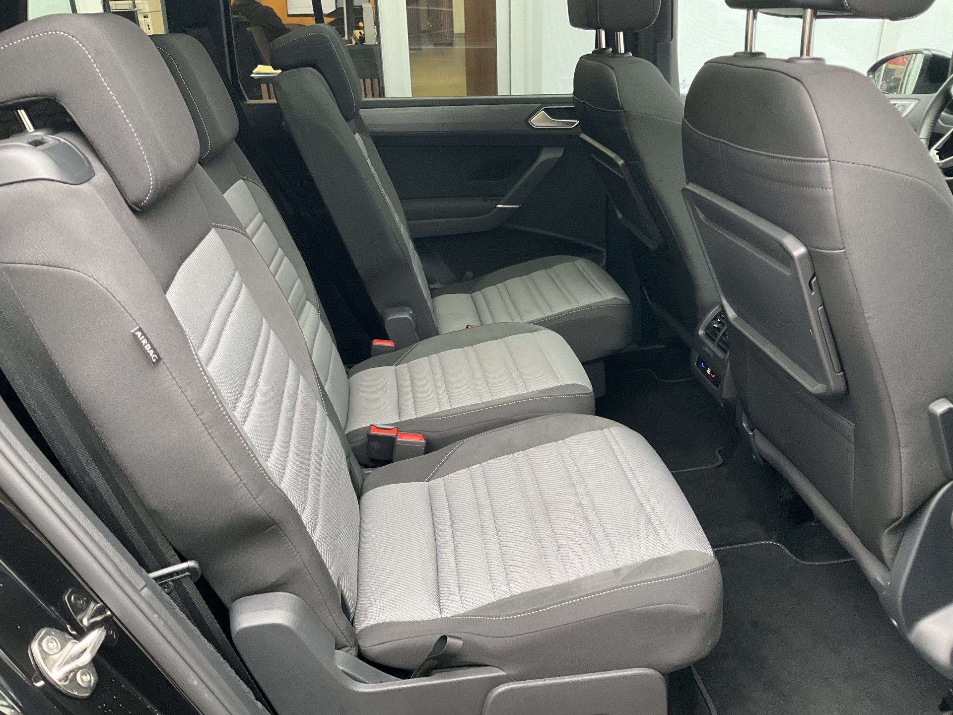 VW Touran 1.5 TSI DSG HIGHLINE R-LINE *** PANORAMAGLASDACH ***-image-27