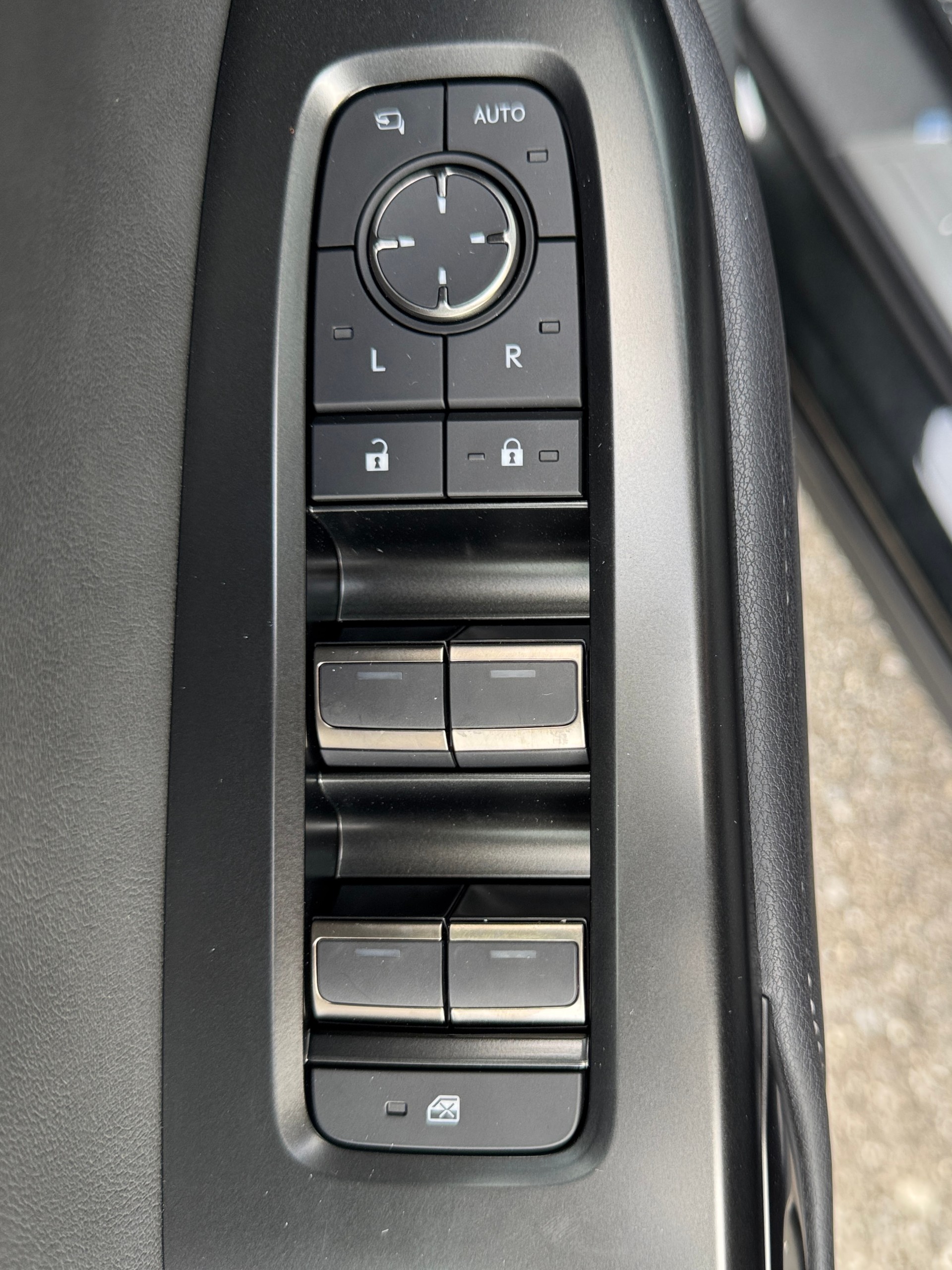 LEXUS RZ 300e 71,4 KW Comfort-image-21