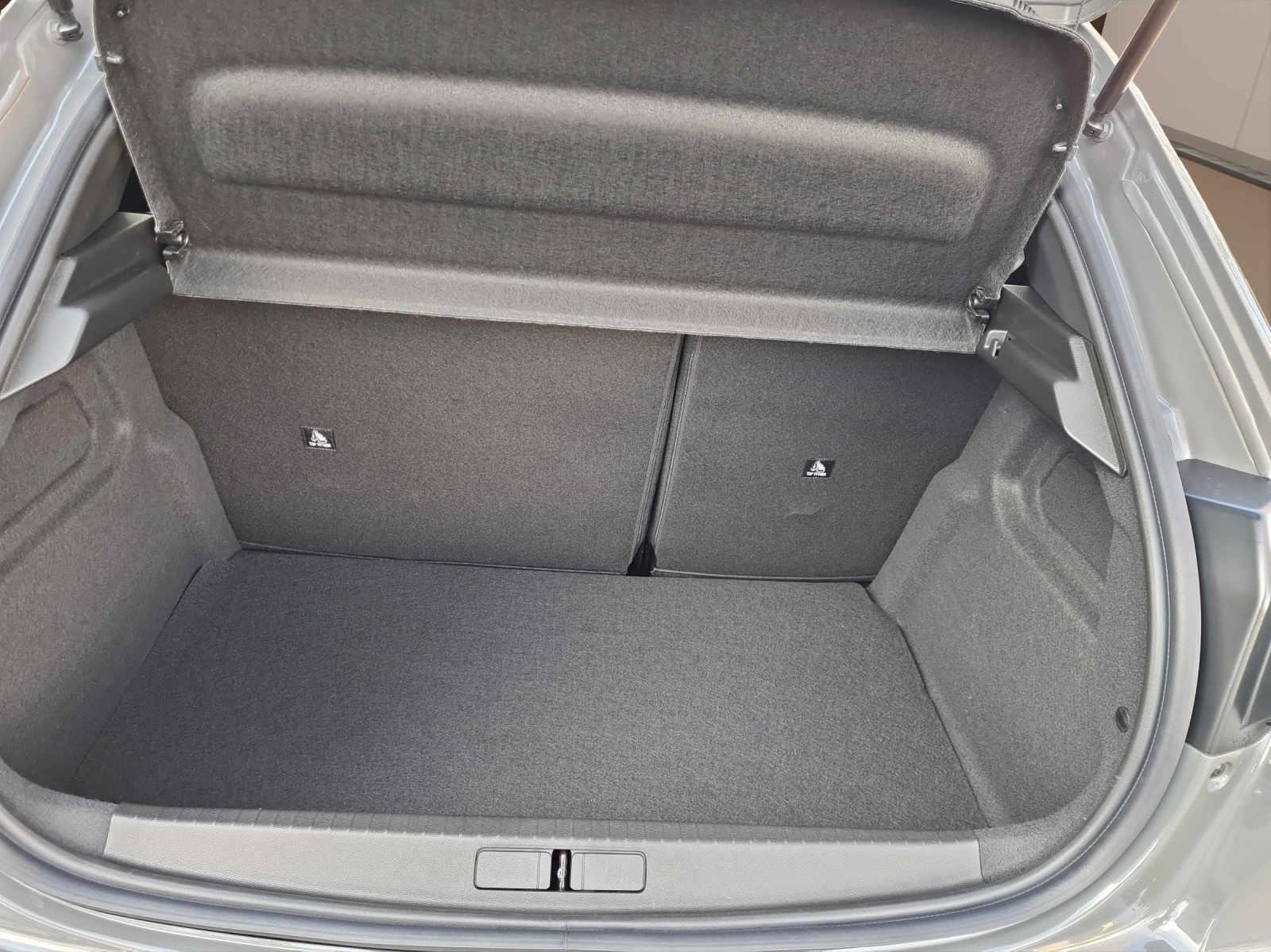 PEUGEOT 208 1.2 MHEV 110 Allure Premium-image-9