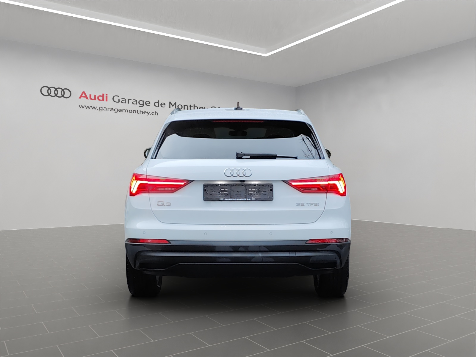AUDI Q3 35 TFSI Attraction S-tronic-image-4