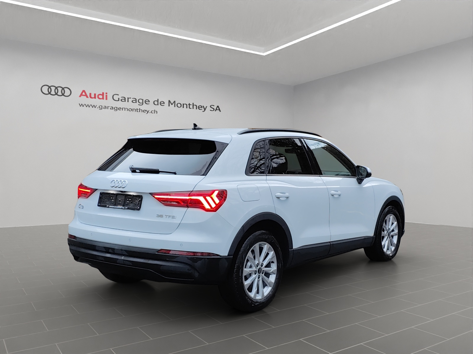 AUDI Q3 35 TFSI Attraction S-tronic-image-3