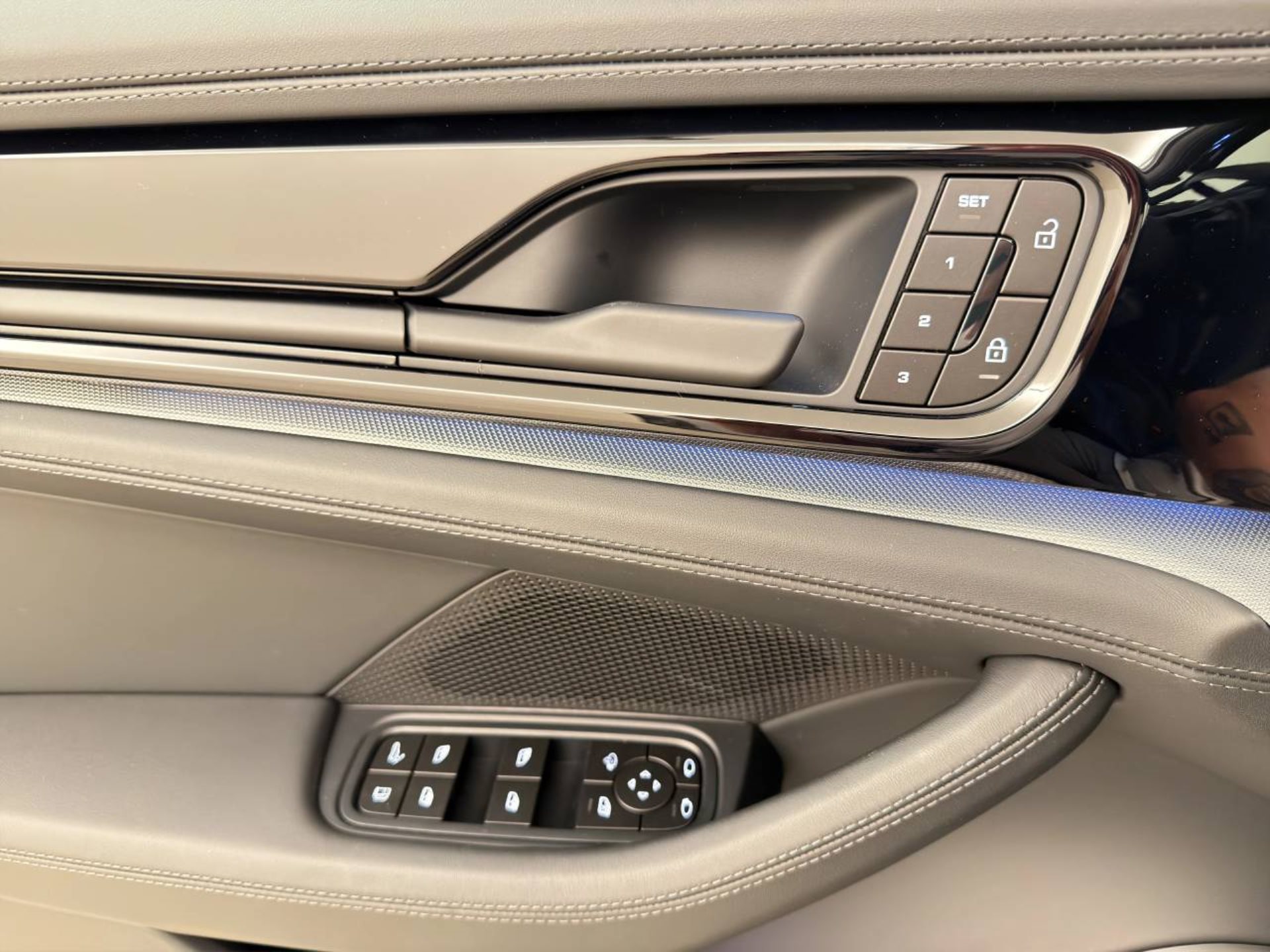 PORSCHE Panamera 4 E-Hybrid-image-16