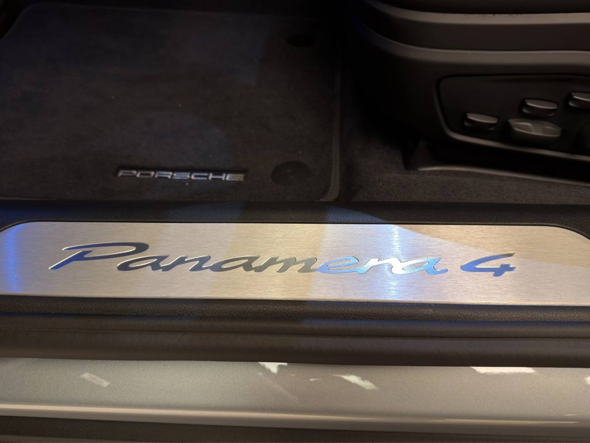 PORSCHE Panamera 4 E-Hybrid-image-19