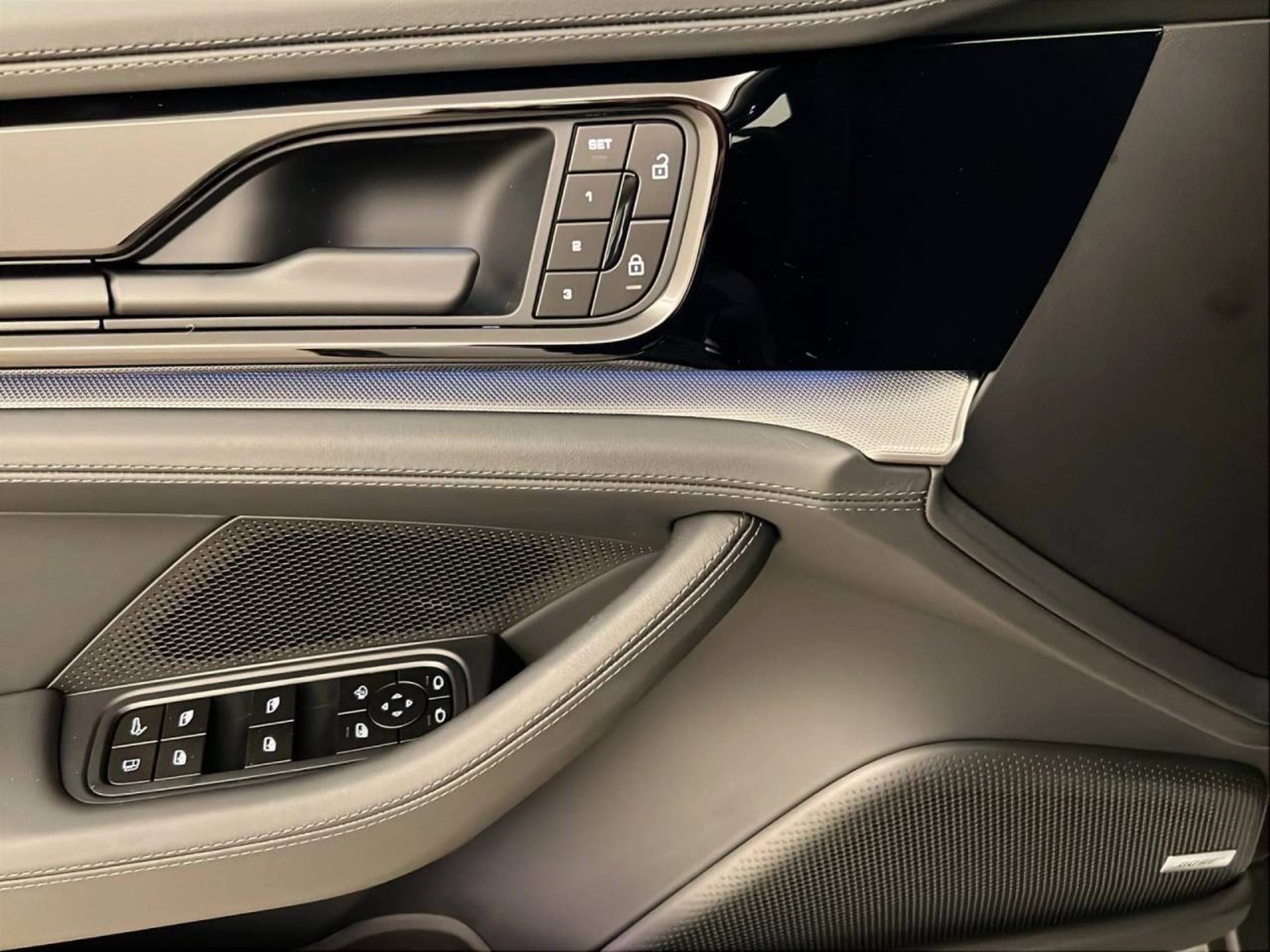 PORSCHE Panamera 4 E-Hybrid-image-15