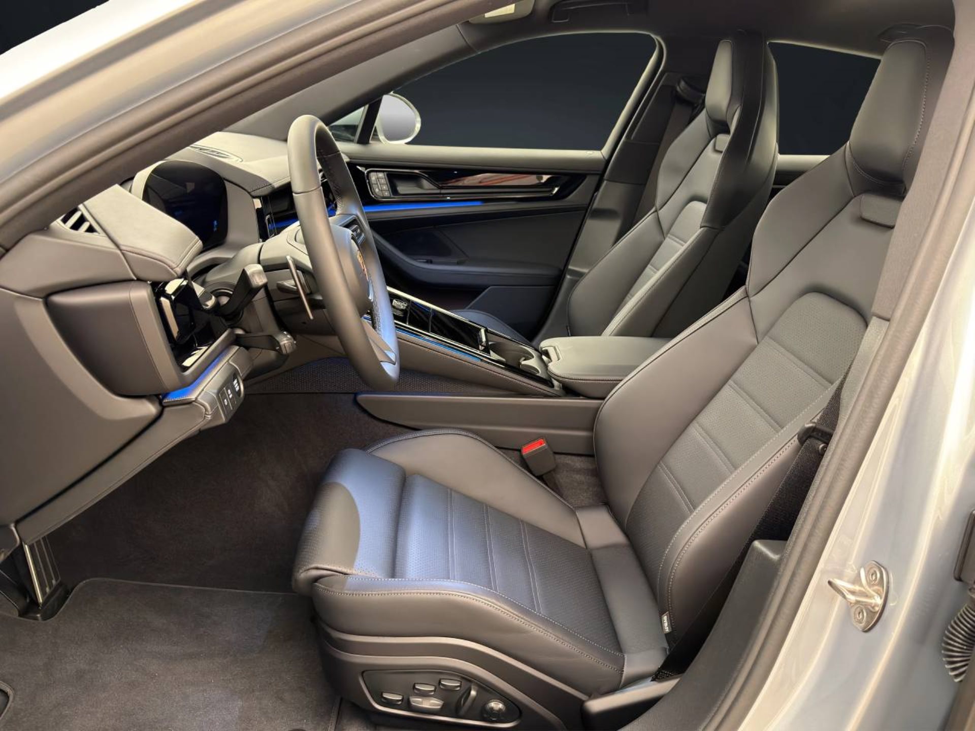 PORSCHE Panamera 4 E-Hybrid-image-4