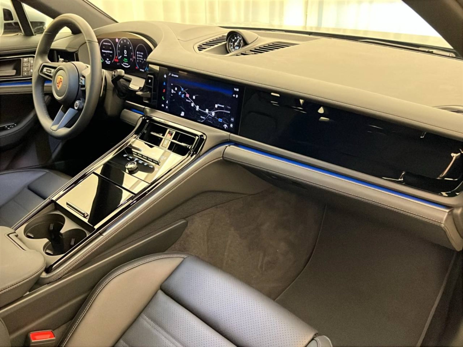 PORSCHE Panamera 4 E-Hybrid-image-11