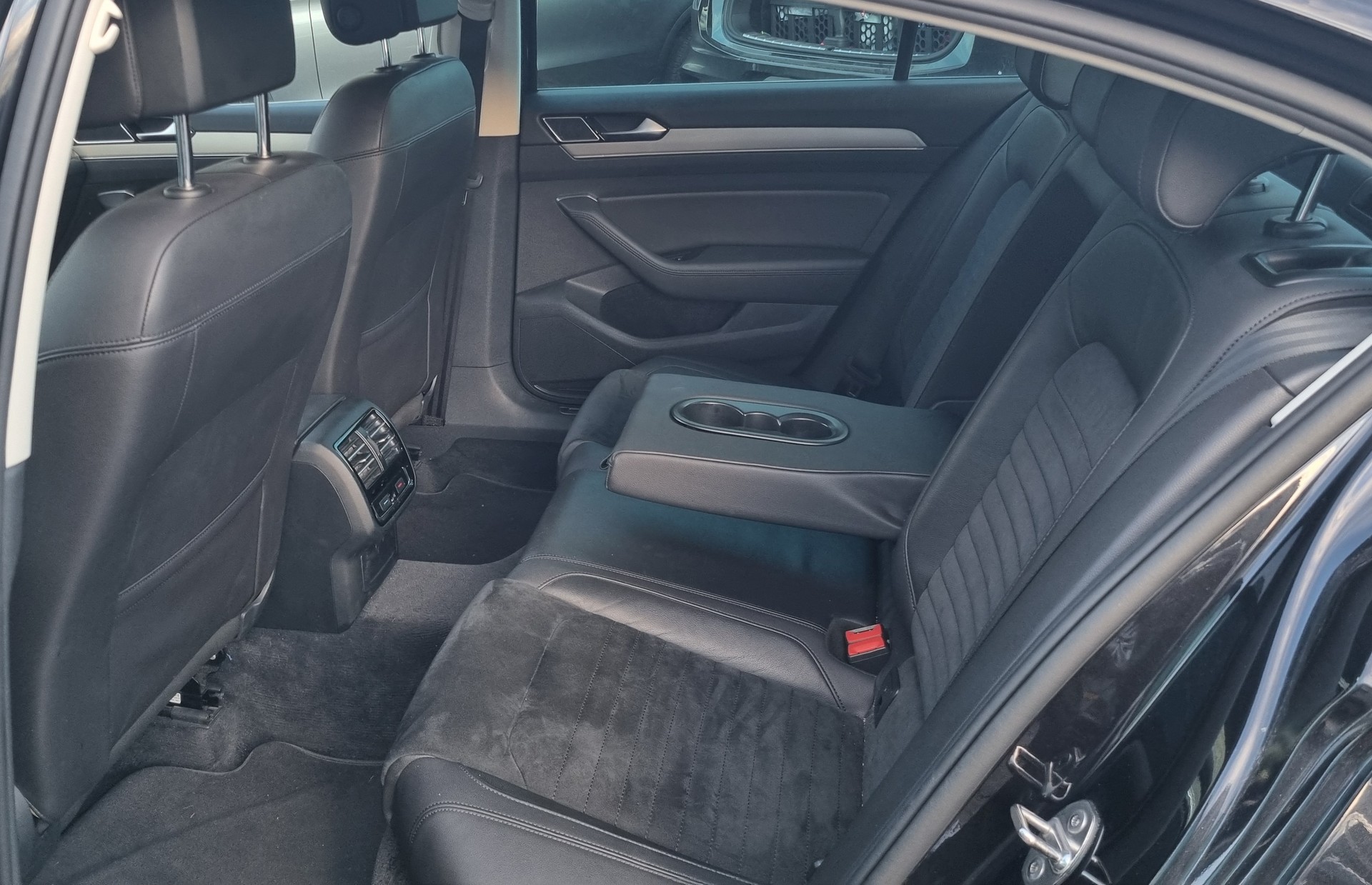 VW Passat 2.0 TDI R-Line DSG 190 PS Limousine-image-8