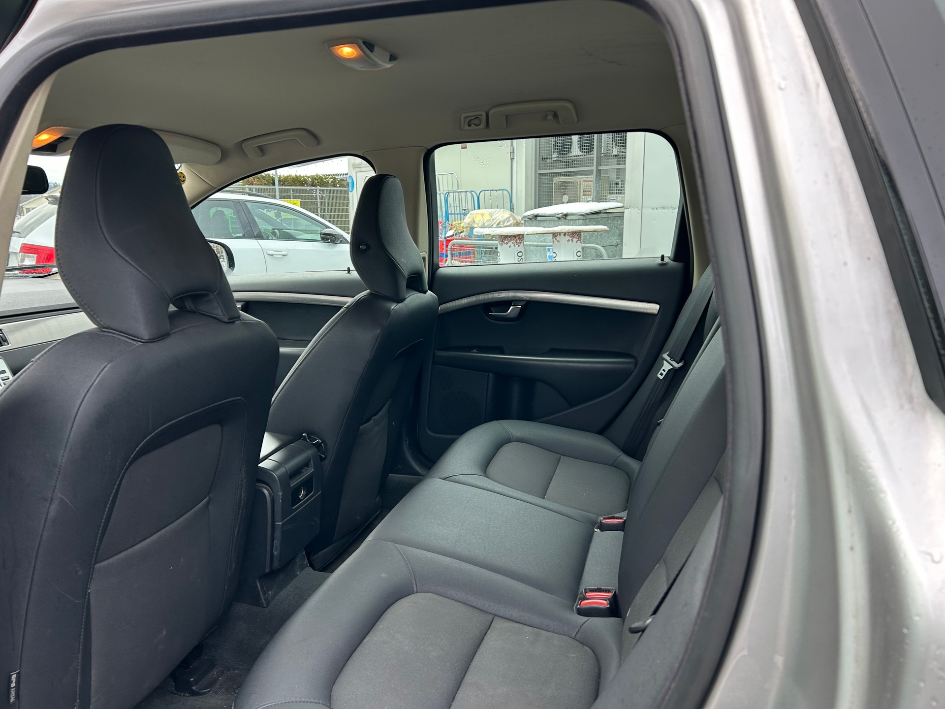 VOLVO V70 D5 AWD Momentum Geartronic-image-9