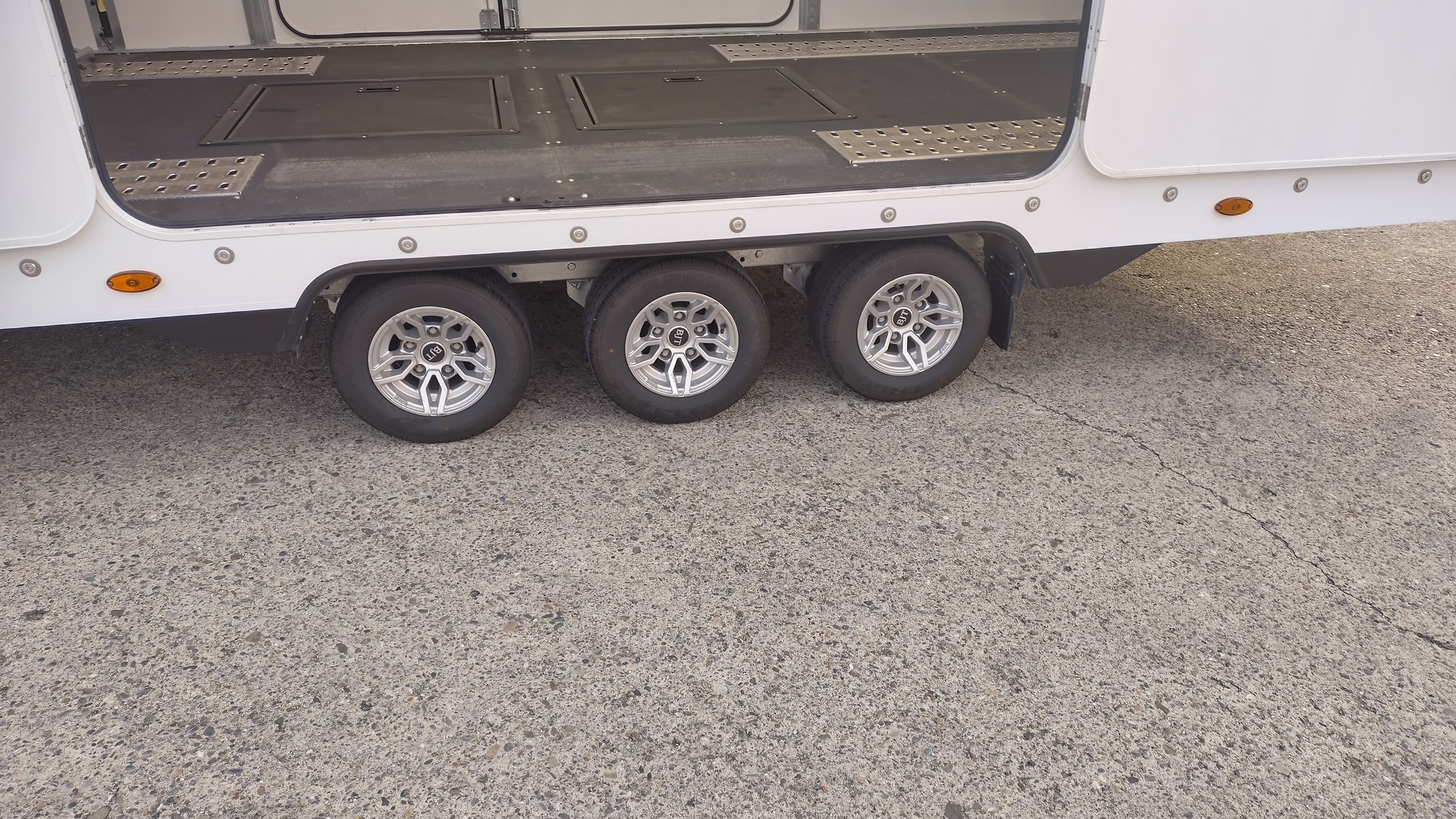 BRIAN JAMES TRAILERS RT7 397-6023-35-3-10-image-6