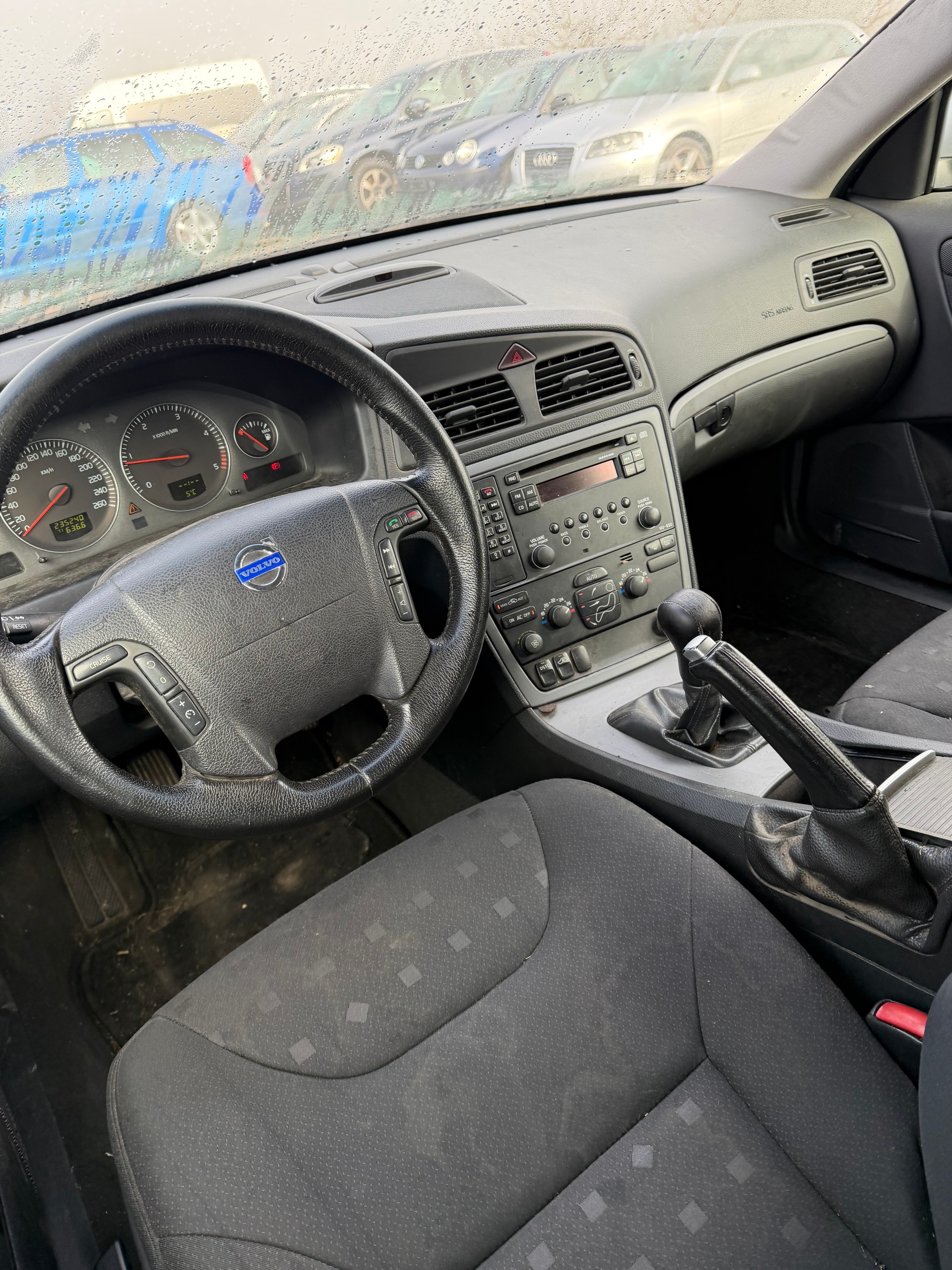 VOLVO V70 D5 AWD Momentum-image-9