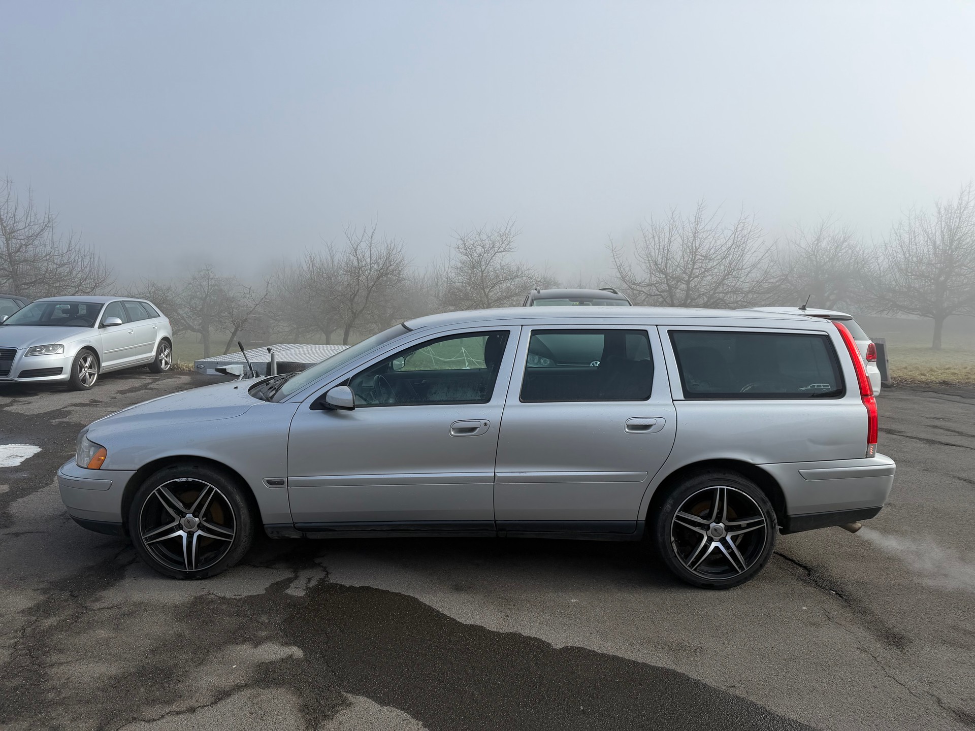 VOLVO V70 D5 AWD Momentum-image-1