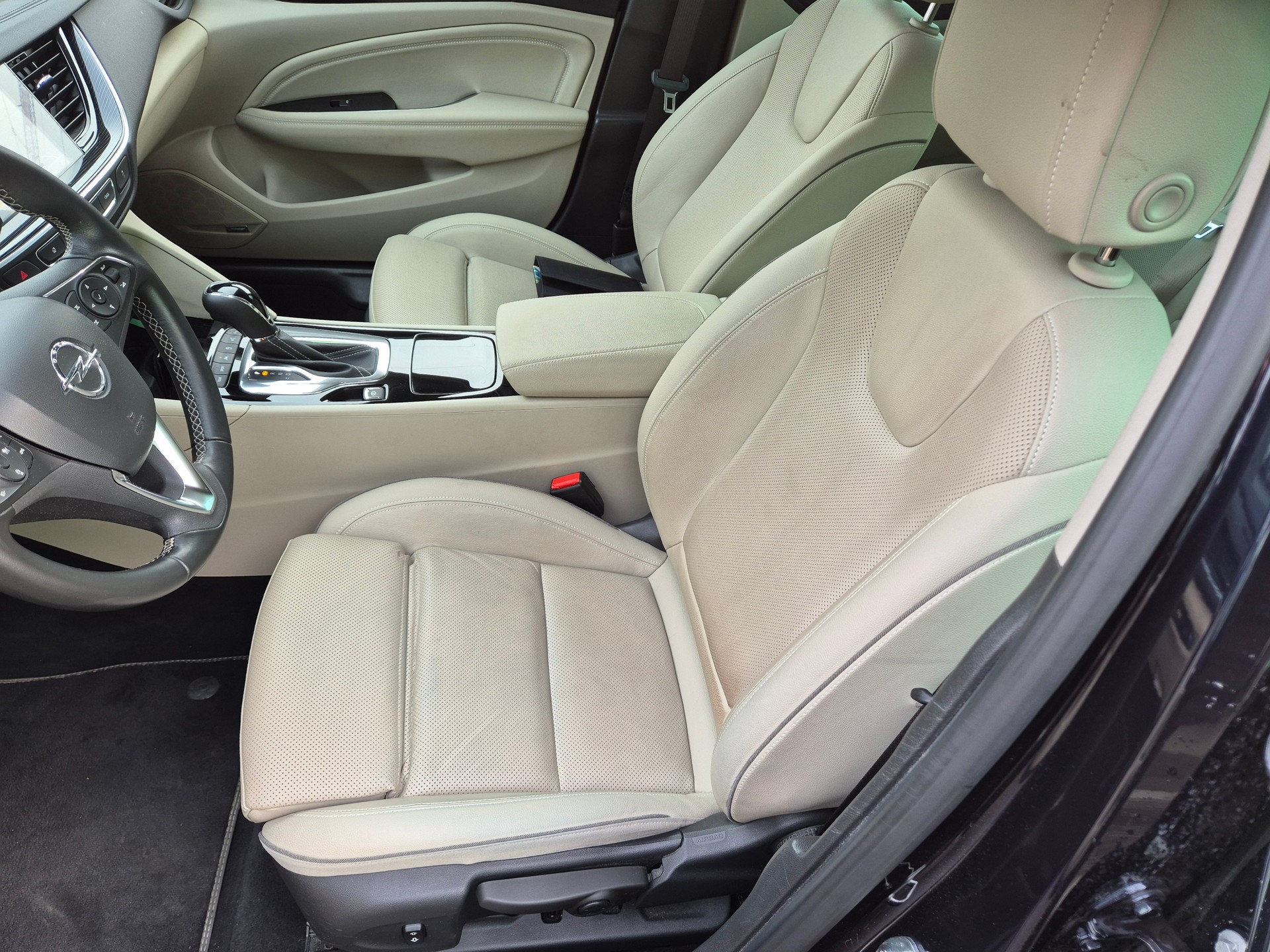 OPEL Insignia 2.0 T Grand Sport Excellence 4WD 300 PS Automat.-image-12