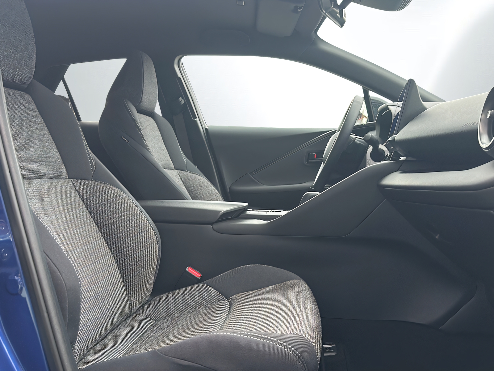TOYOTA C-HR 2.0 HSD CVT Swiss Edition 4WD-image-7