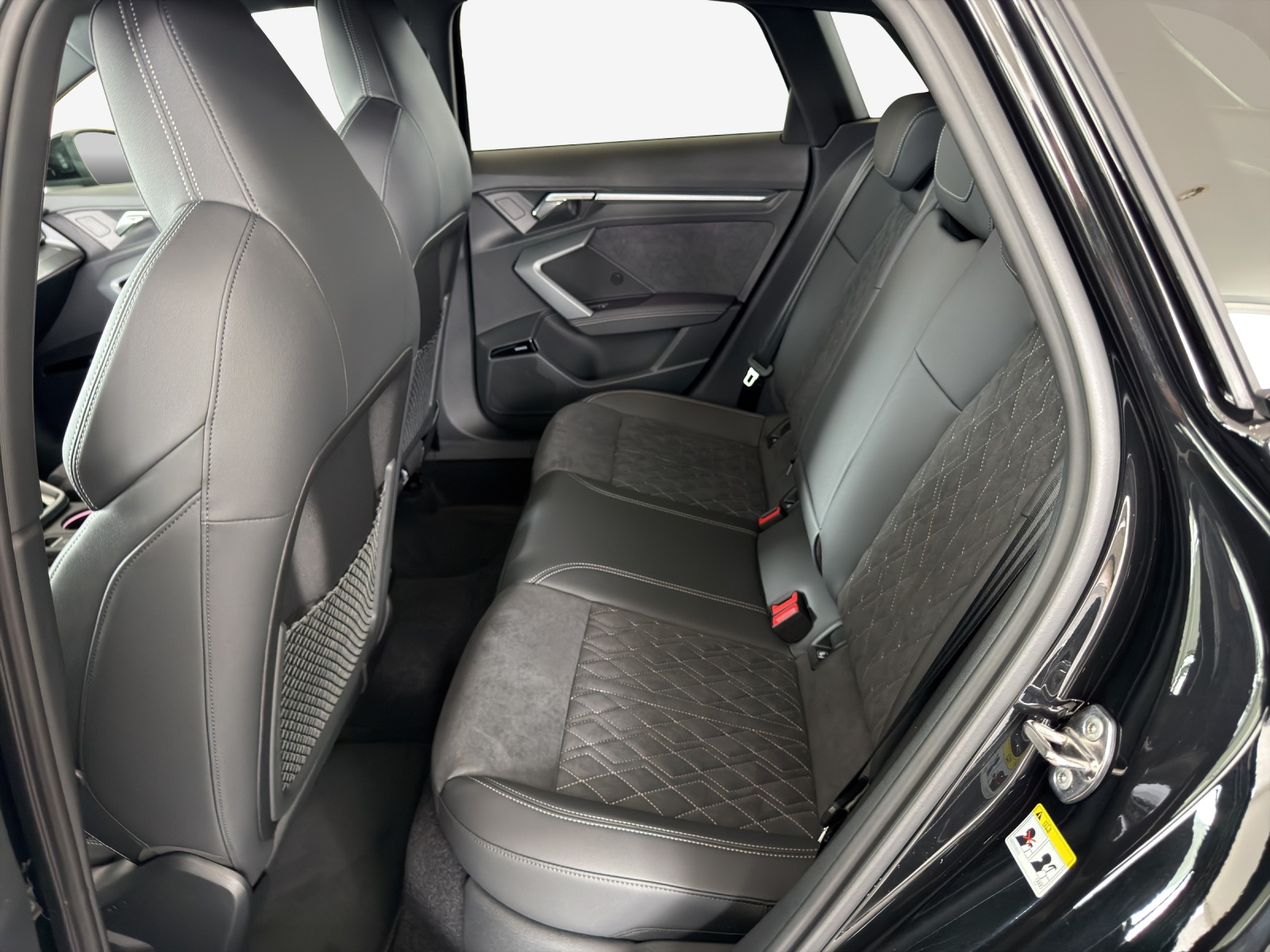 AUDI A3 Sportback TFSI 110 kW S line S tronic-image-11