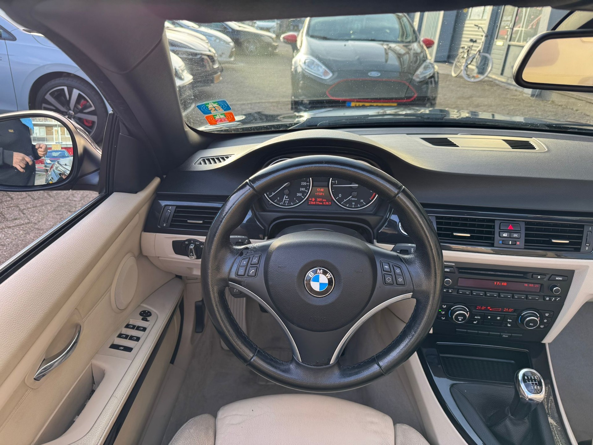 BMW 320-image-5