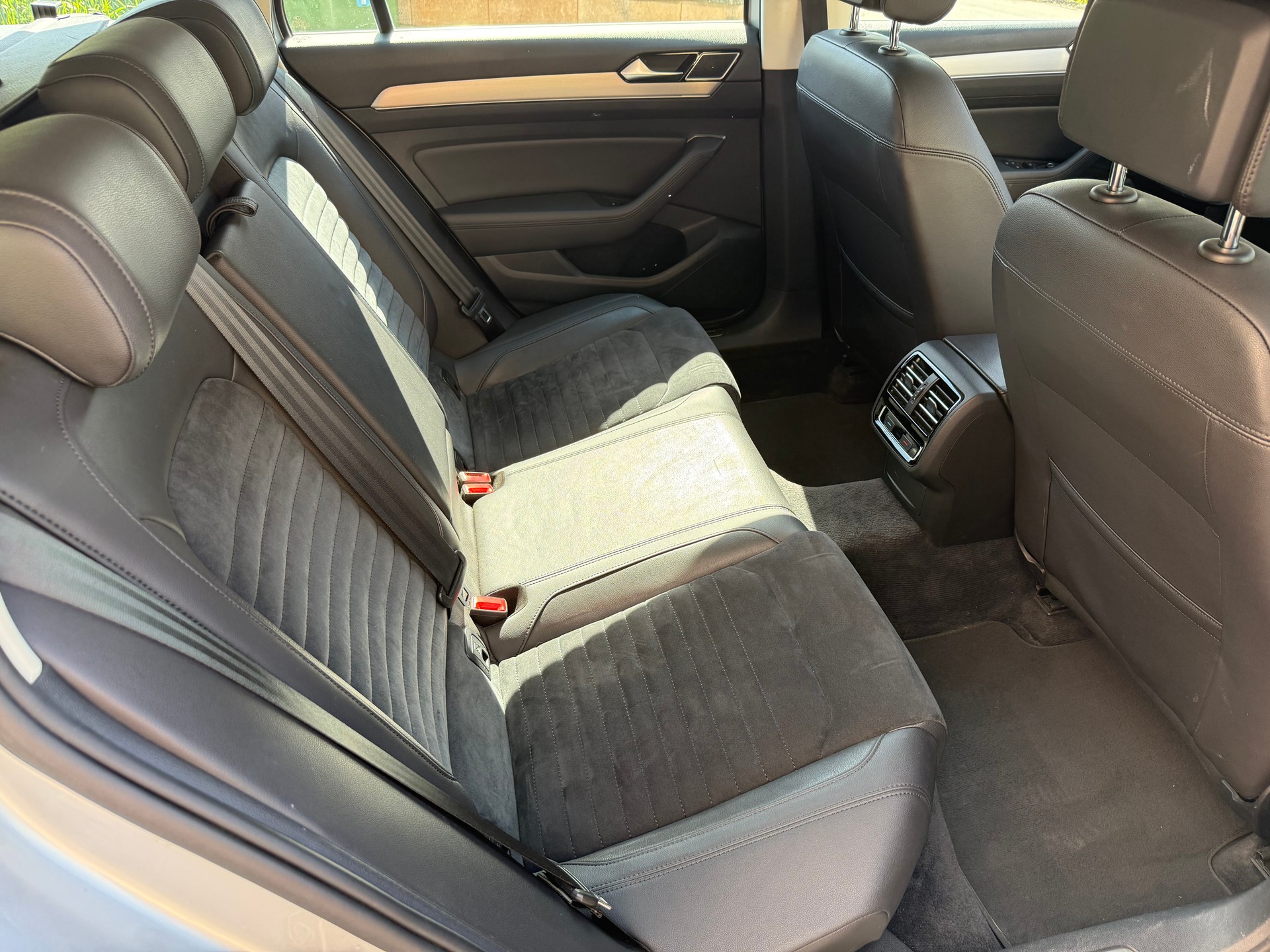 VW Passat Variant 2.0 TDI BMT Highline DSG 4Motion-image-10