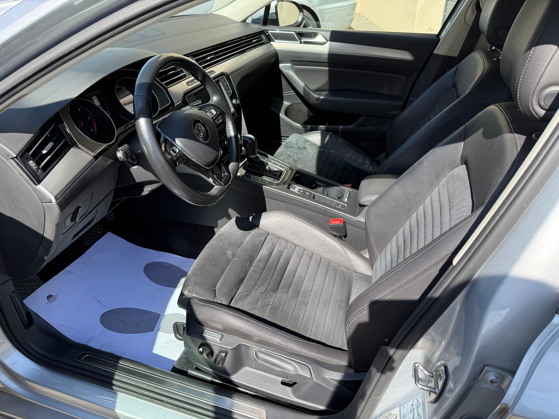 VW Passat Variant 2.0 TDI BMT Highline DSG 4Motion-image-8