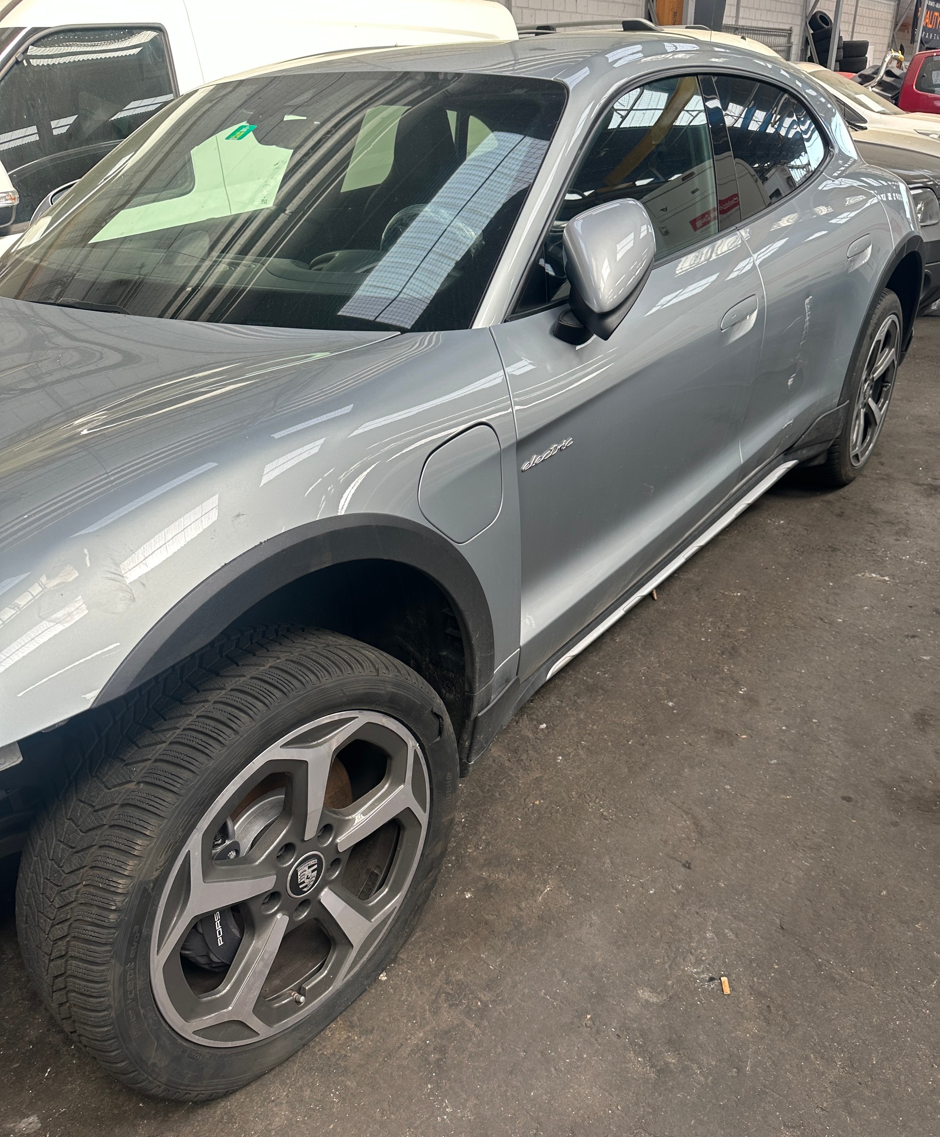 PORSCHE Taycan 4 Cross Turismo-image-2