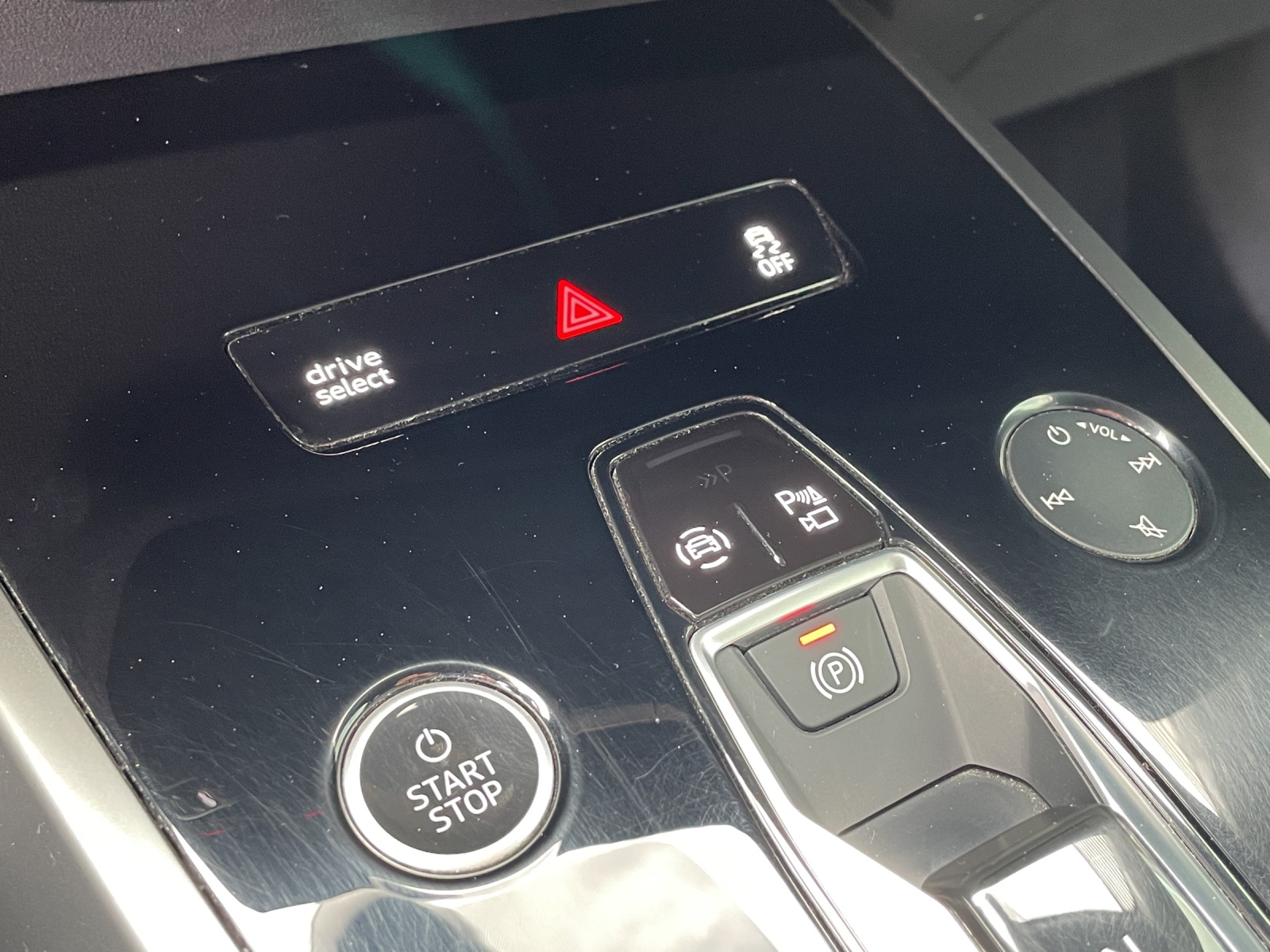 AUDI Q4 e-tron 45 quattro-image-15