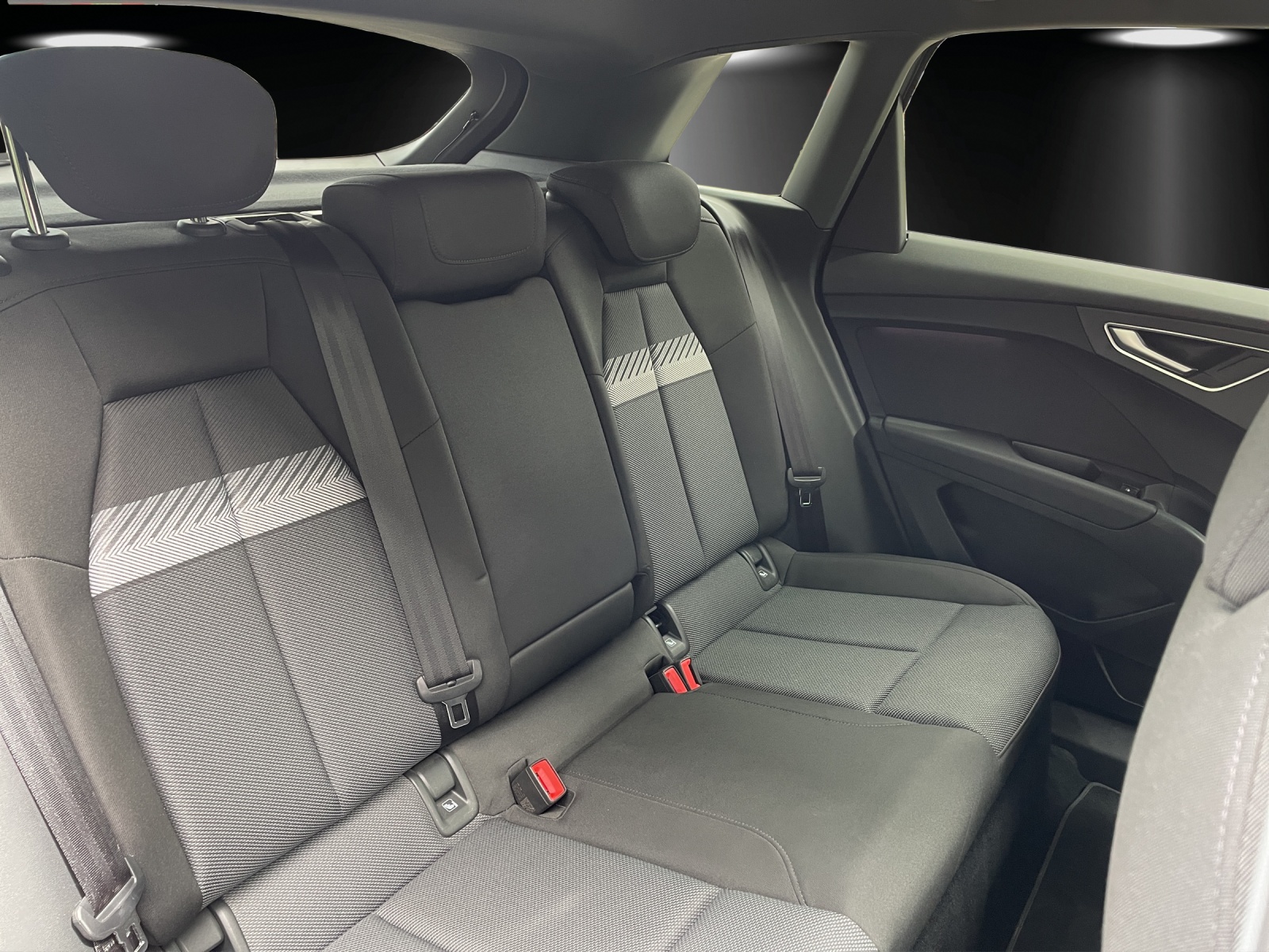 AUDI Q4 e-tron 45 quattro-image-7