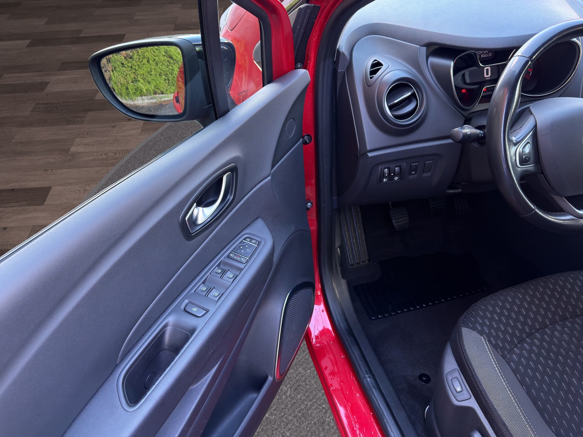 RENAULT Captur 1.2 T 16V Intens-image-18