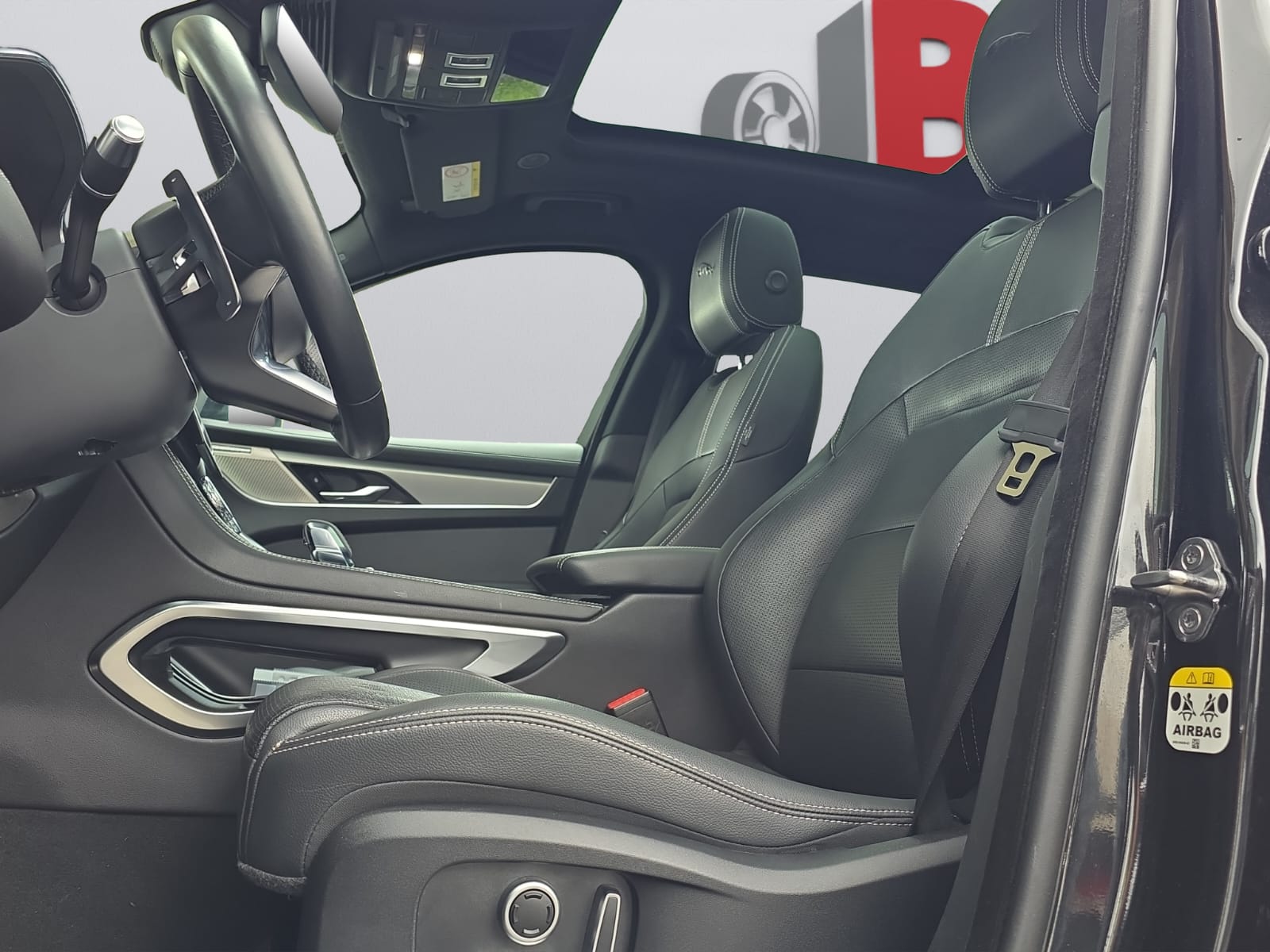 JAGUAR F-Pace 2.0 P250 R-Dynamic Black AWD-image-9