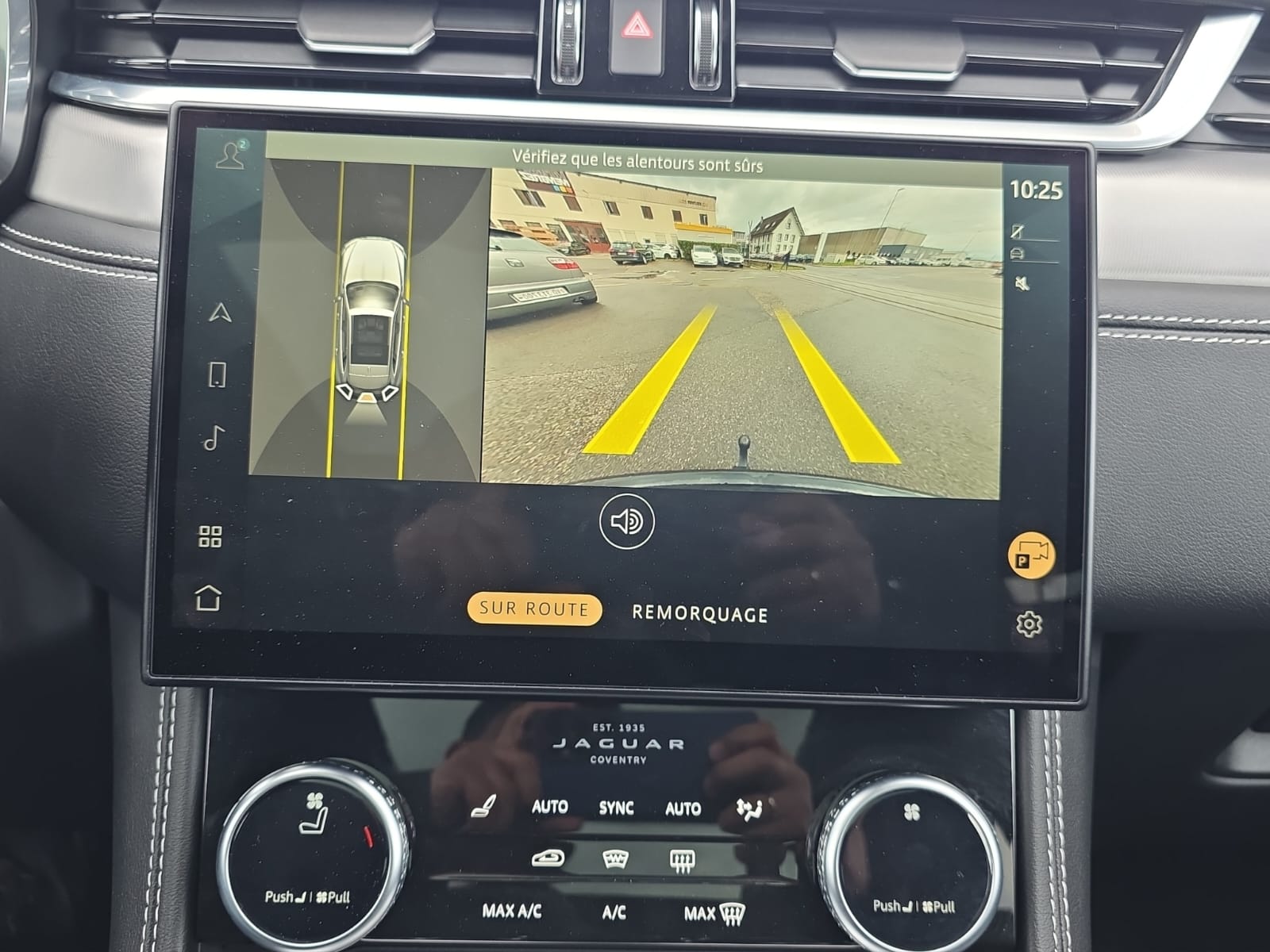 JAGUAR F-Pace 2.0 P250 R-Dynamic Black AWD-image-15