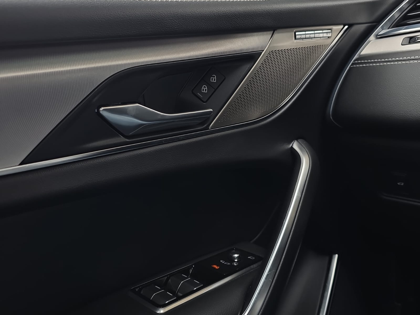 JAGUAR F-Pace 2.0 P250 R-Dynamic Black AWD-image-16