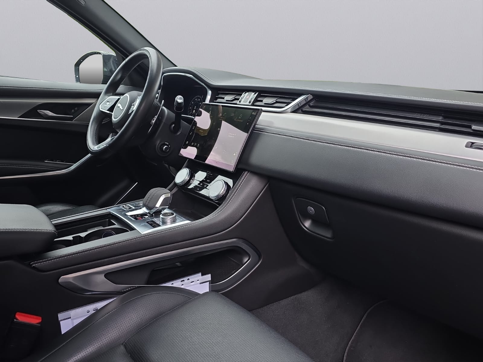 JAGUAR F-Pace 2.0 P250 R-Dynamic Black AWD-image-10