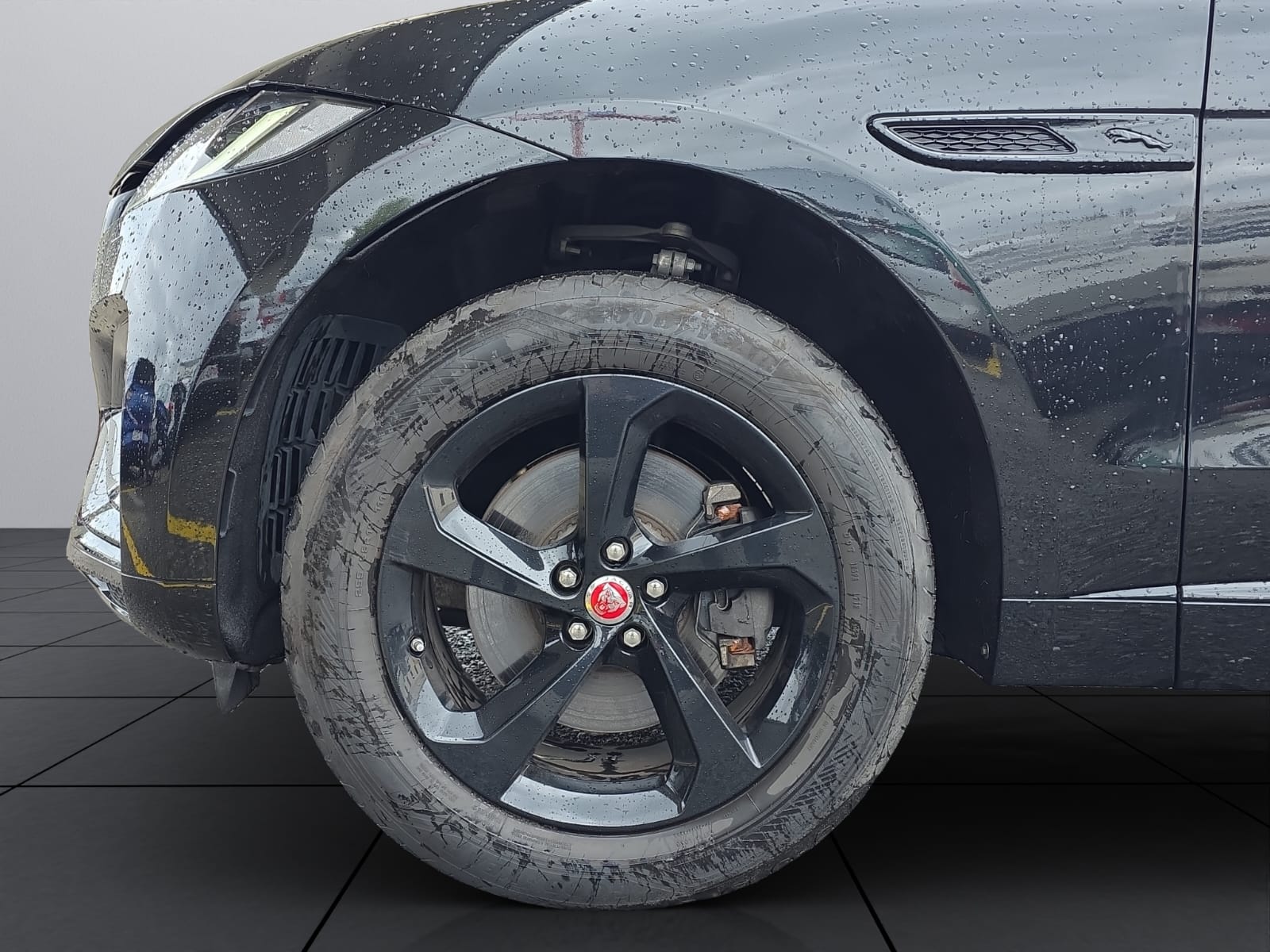 JAGUAR F-Pace 2.0 P250 R-Dynamic Black AWD-image-4