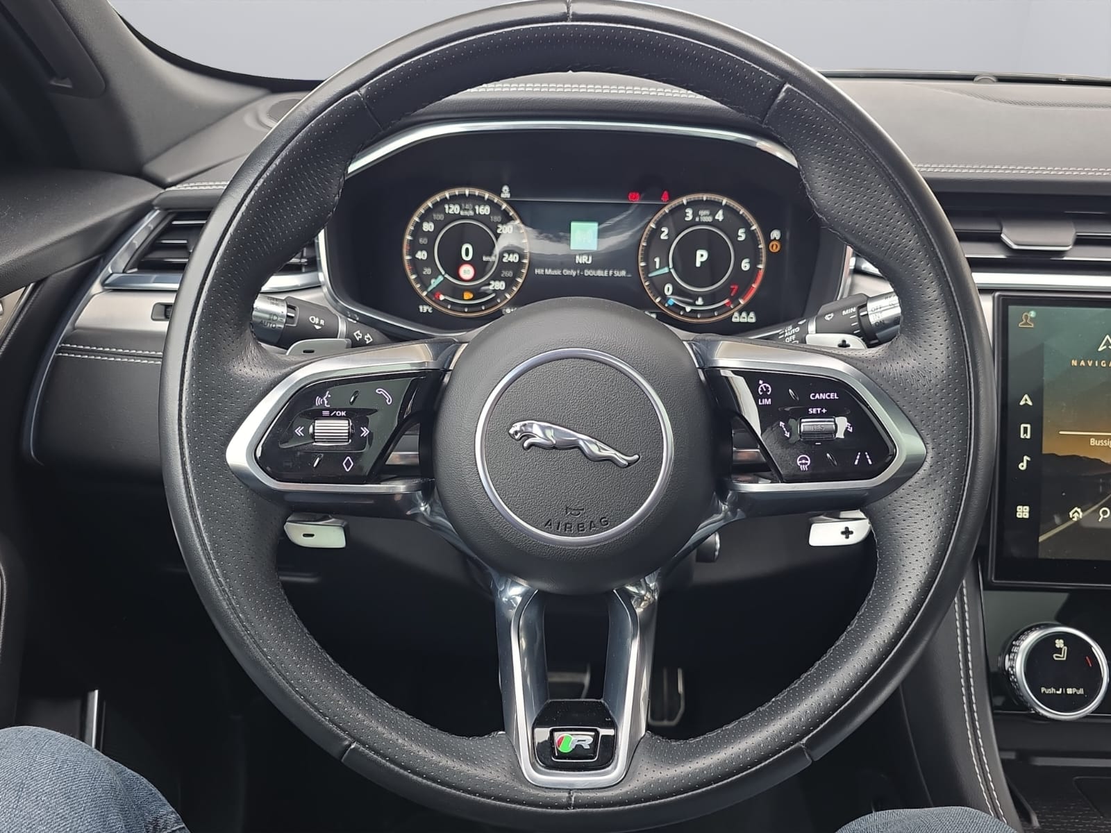 JAGUAR F-Pace 2.0 P250 R-Dynamic Black AWD-image-12