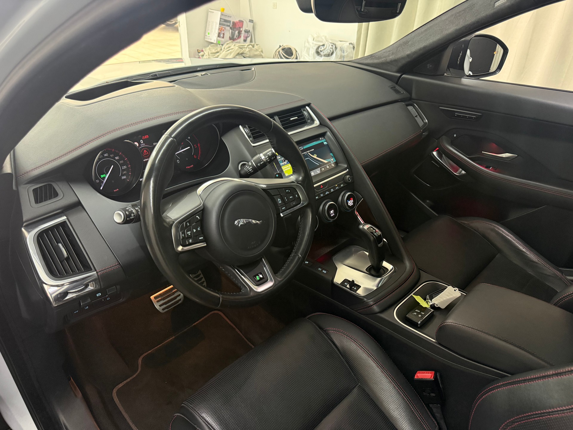 JAGUAR E-Pace 2.0d D180 First Edition AWD Automatik-image-6