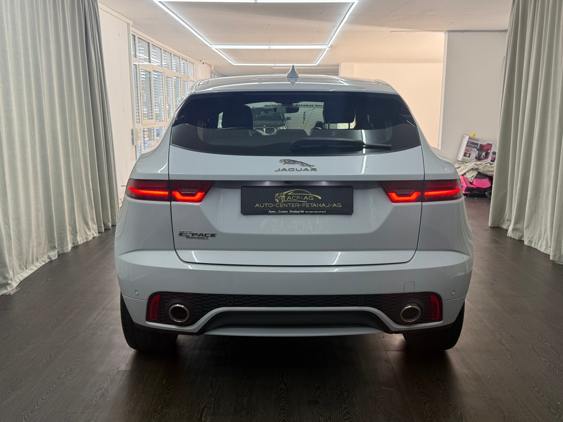 JAGUAR E-Pace 2.0d D180 First Edition AWD Automatik-image-4