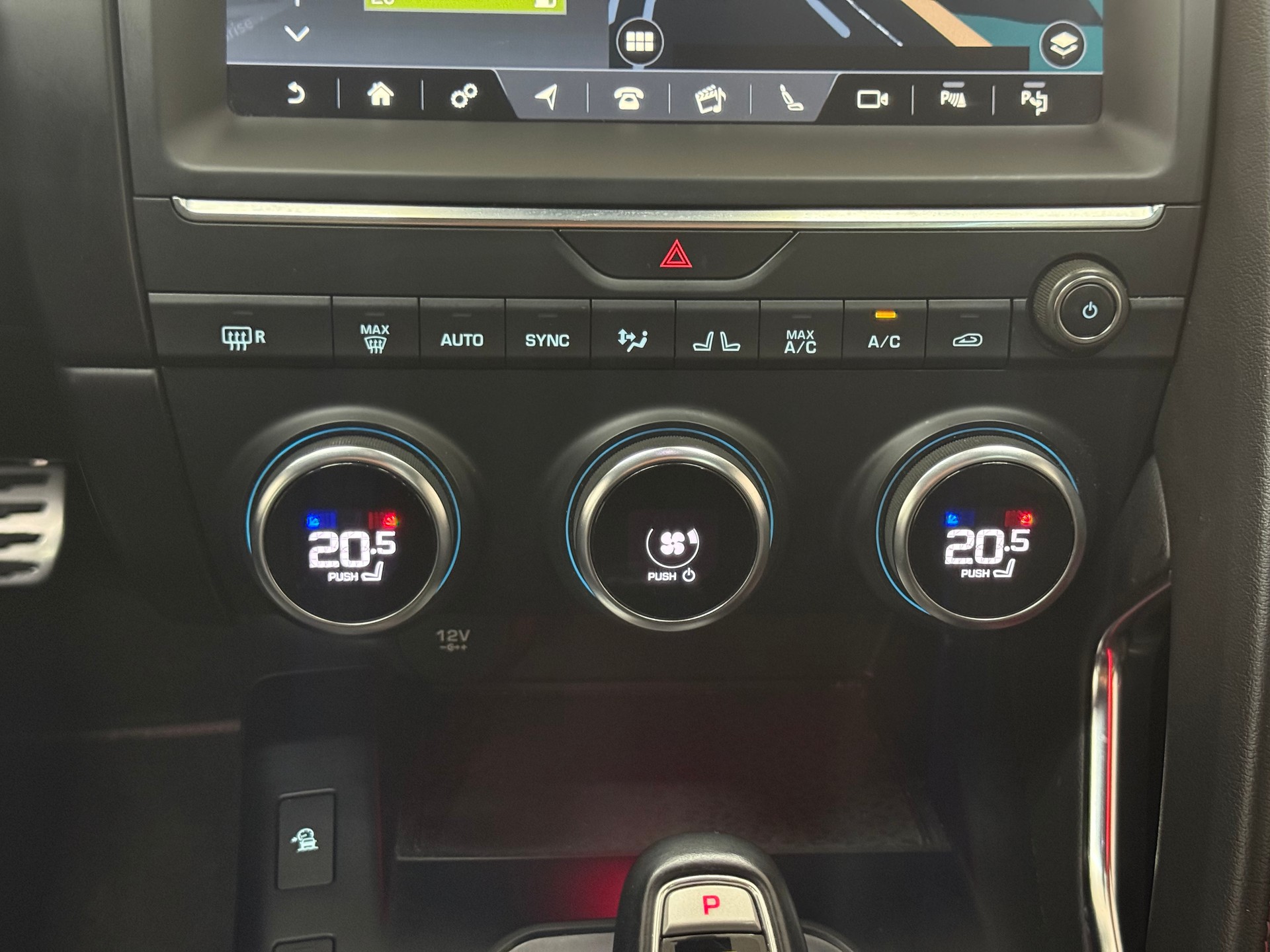 JAGUAR E-Pace 2.0d D180 First Edition AWD Automatik-image-13