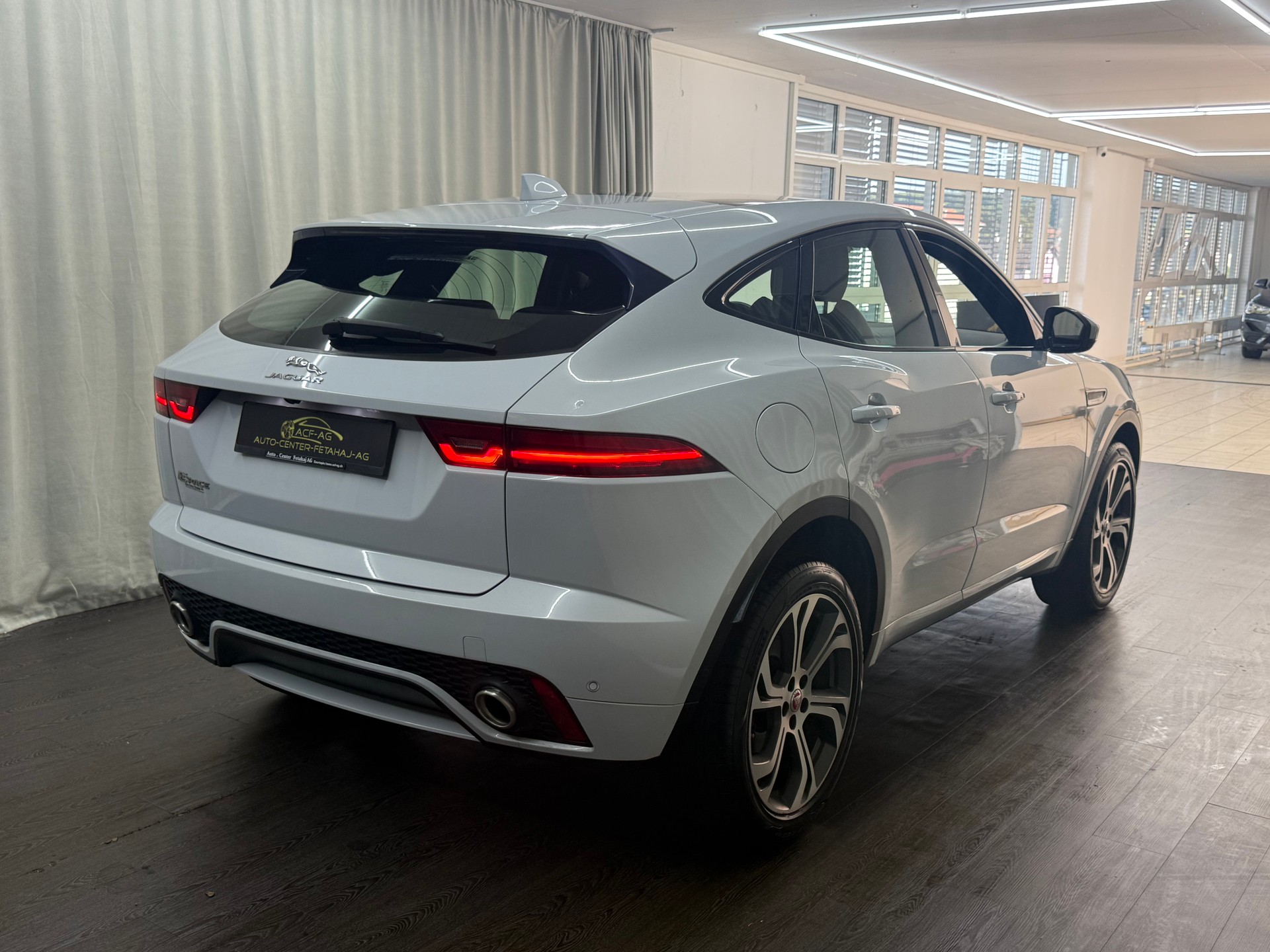 JAGUAR E-Pace 2.0d D180 First Edition AWD Automatik-showroom-element-3