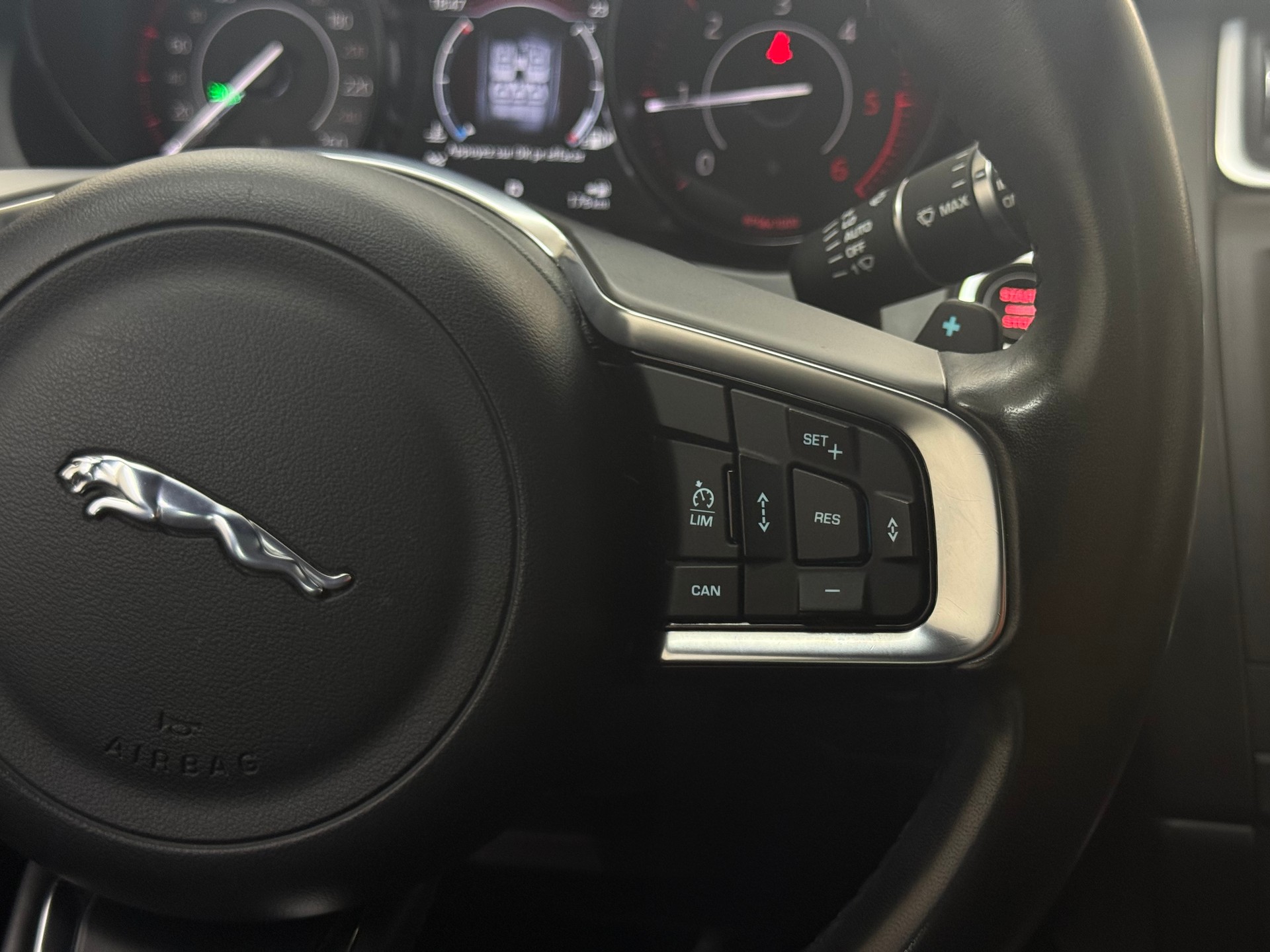 JAGUAR E-Pace 2.0d D180 First Edition AWD Automatik-image-16