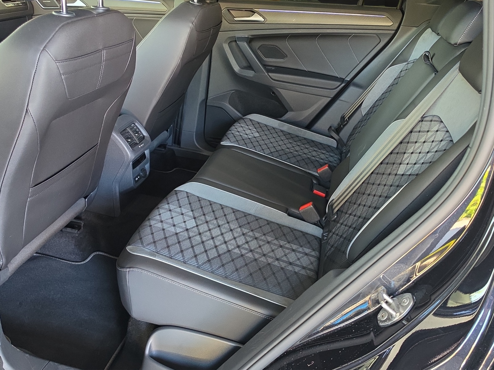 VW Tiguan 2.0 TDI SCR R-Line 4Motion DSG-image-14