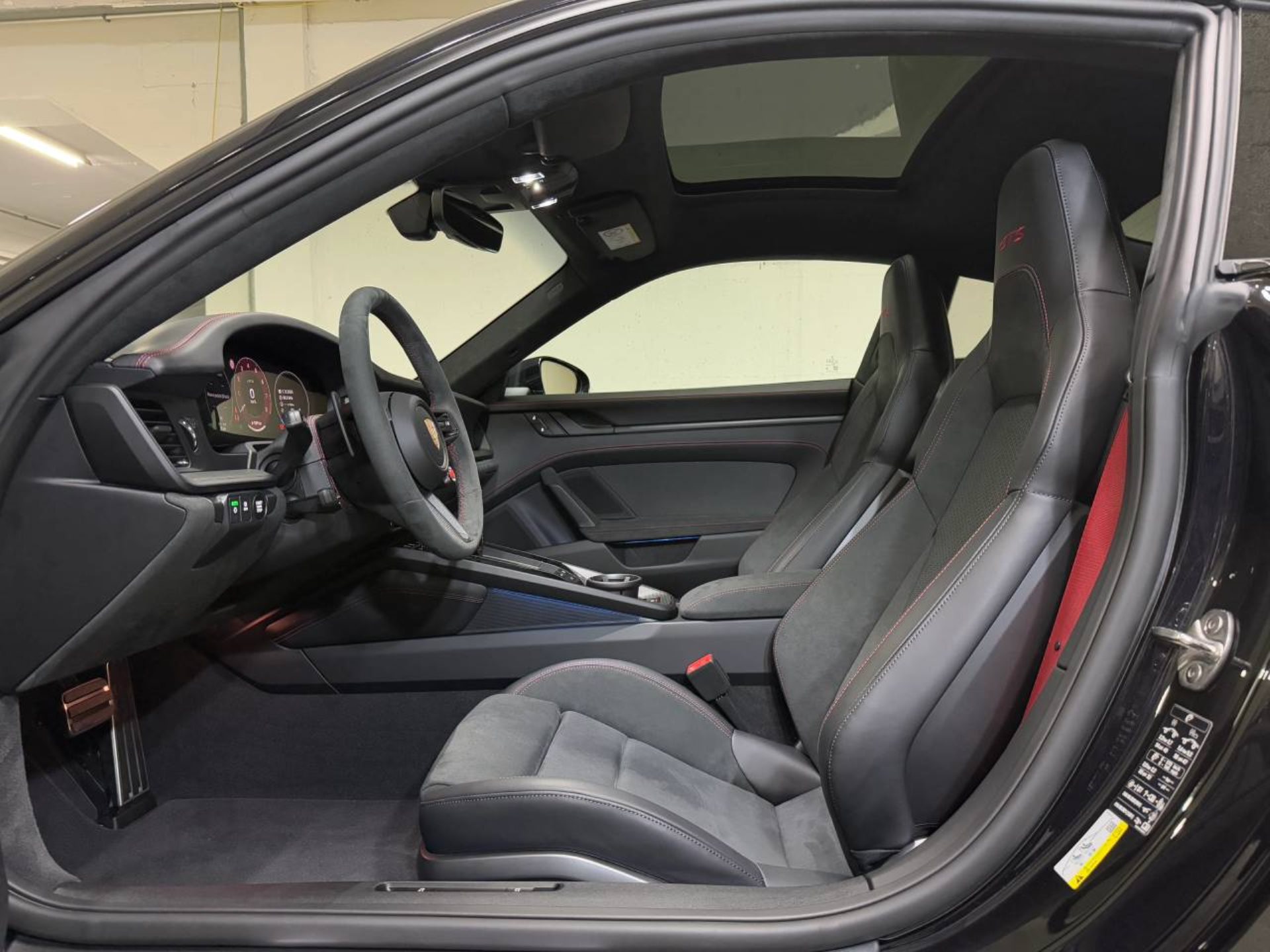 PORSCHE 911 Carrera GTS-image-11