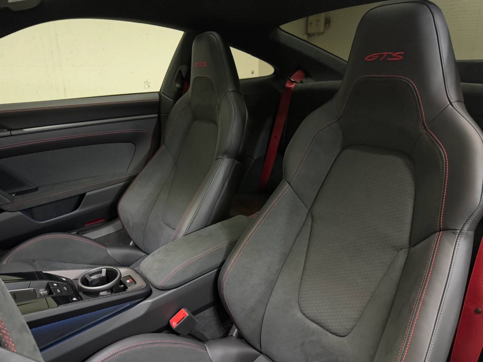 PORSCHE 911 Carrera GTS-image-4