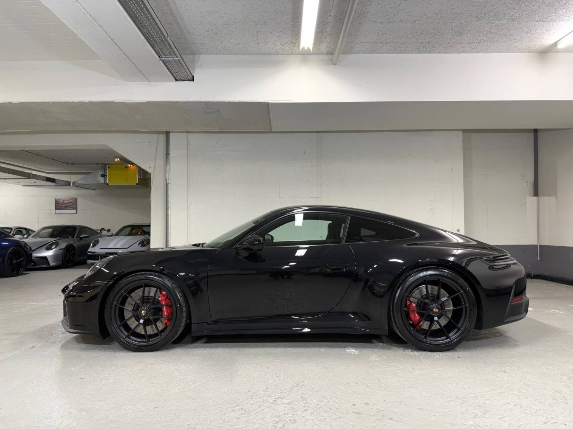 PORSCHE 911 Carrera GTS-image-1