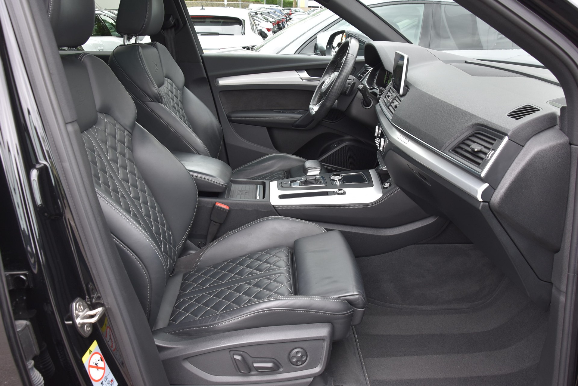 AUDI Q5 55 TFSI e S-Line quattro-image-2