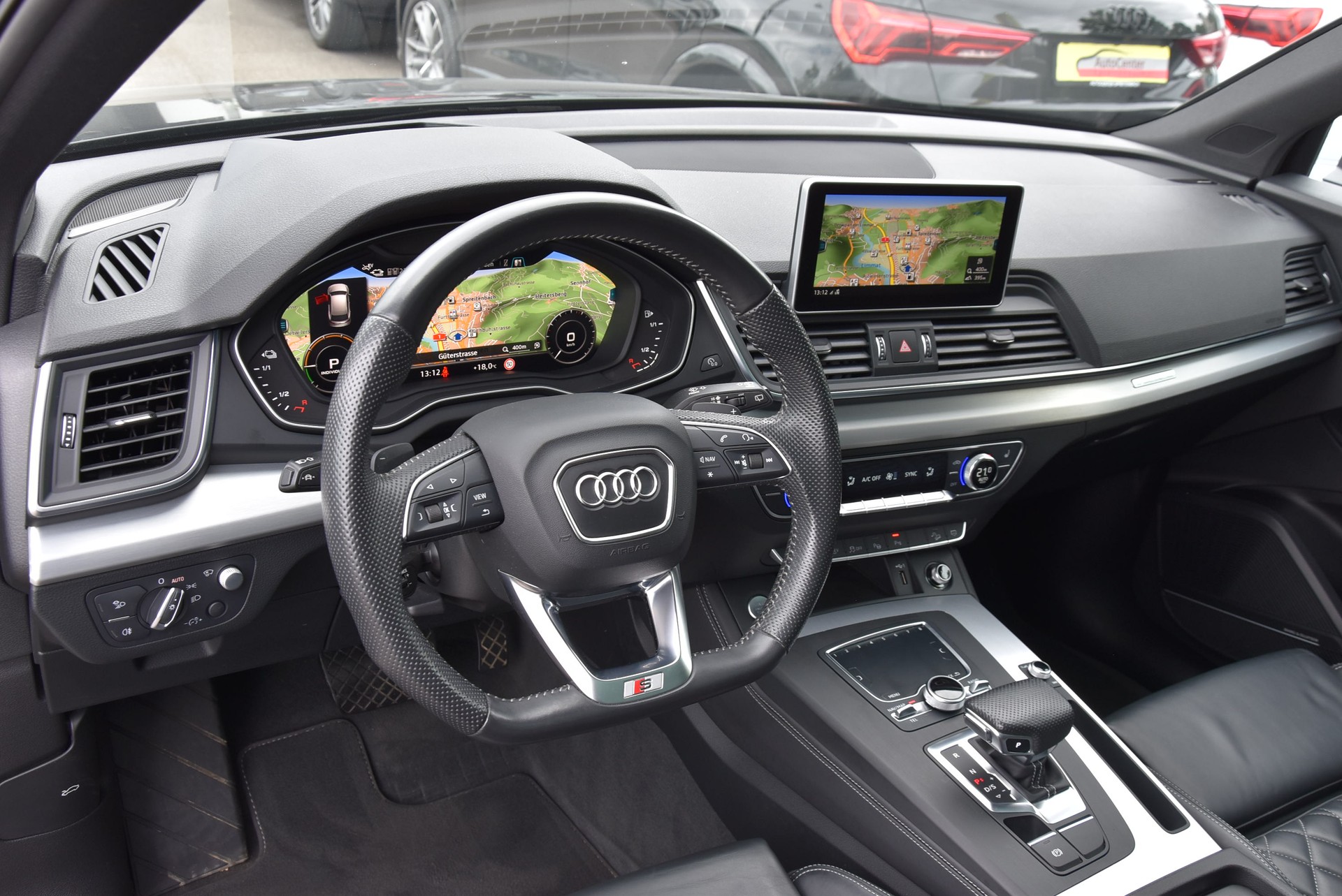 AUDI Q5 55 TFSI e S-Line quattro-image-4